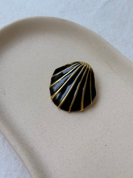 Broche vintage - Motif coquillage émaillé noir et doré