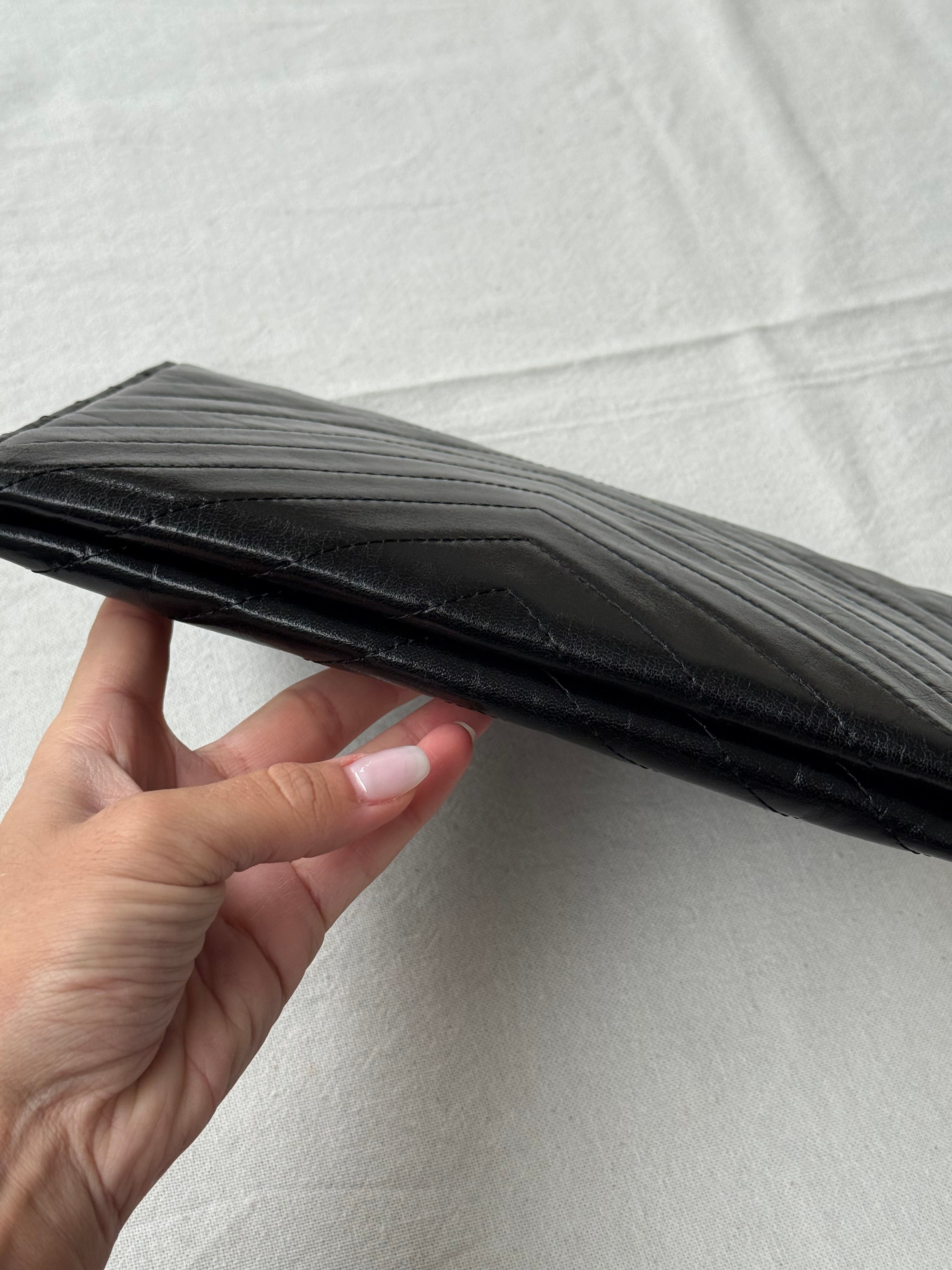 Pochette Yves Saint Laurent vintage - Enveloppe cuir noir matelassée