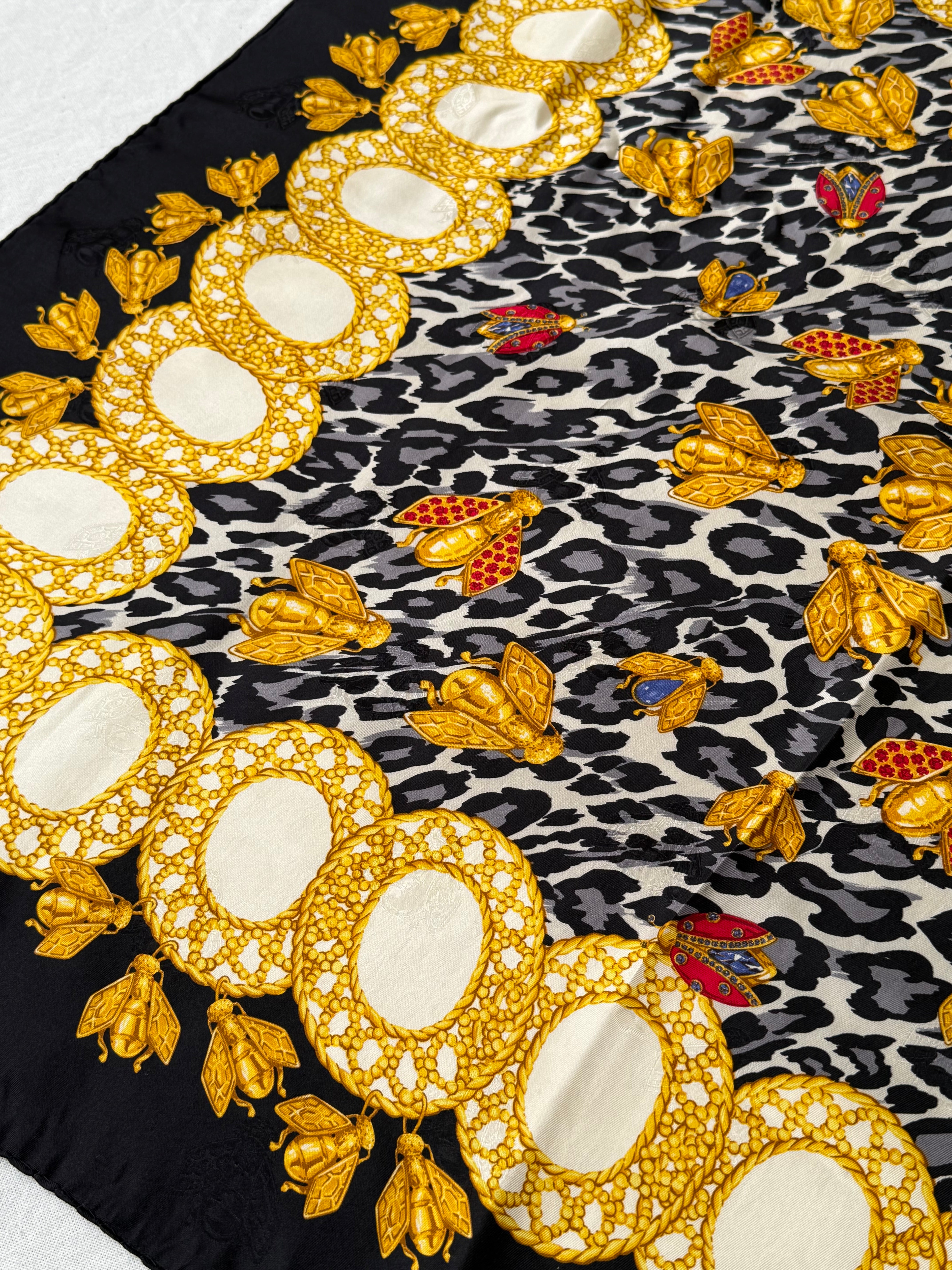 Foulard Christian Dior – Modèle léopard et abeilles