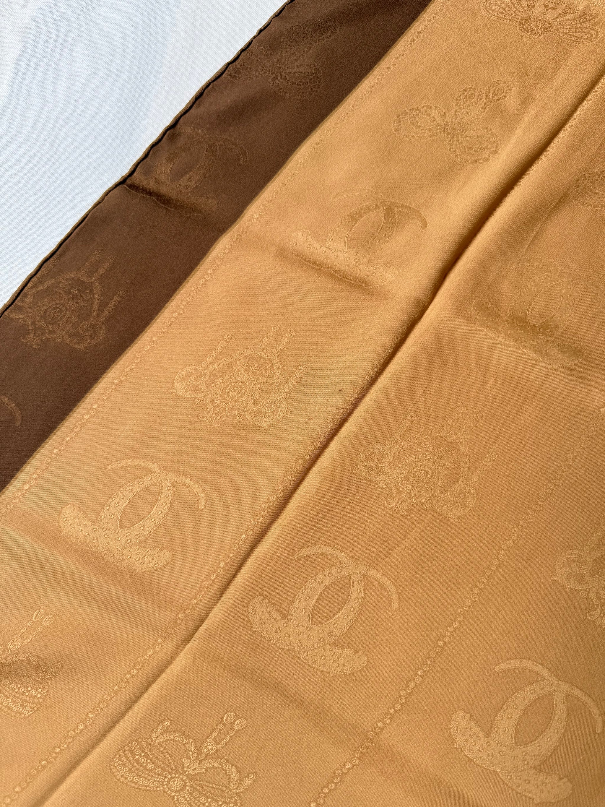 Foulard Cartier – Camel et Marron avec surpiqûres