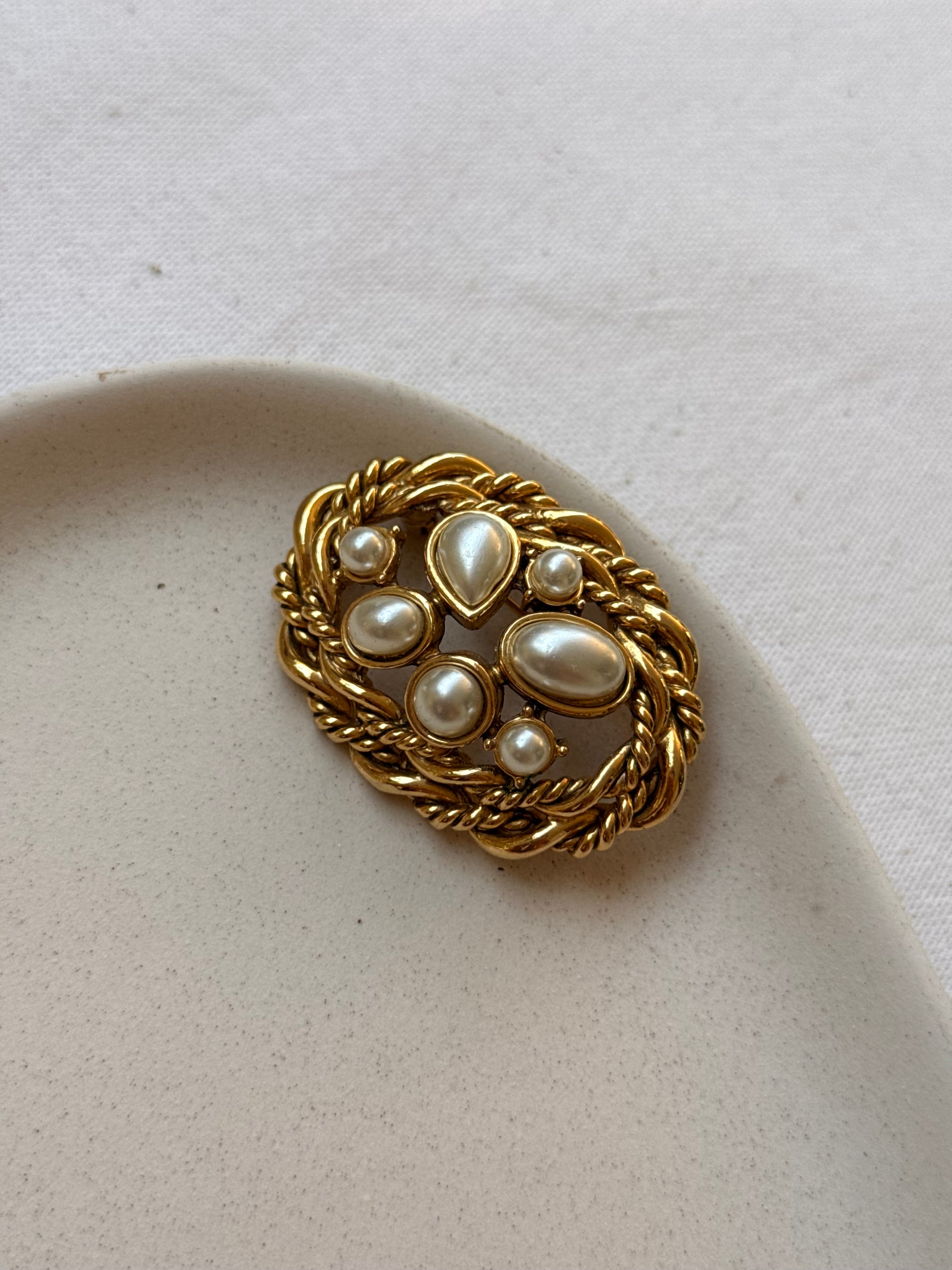 Broche vintage - Ovale ornée de perles fantaisie