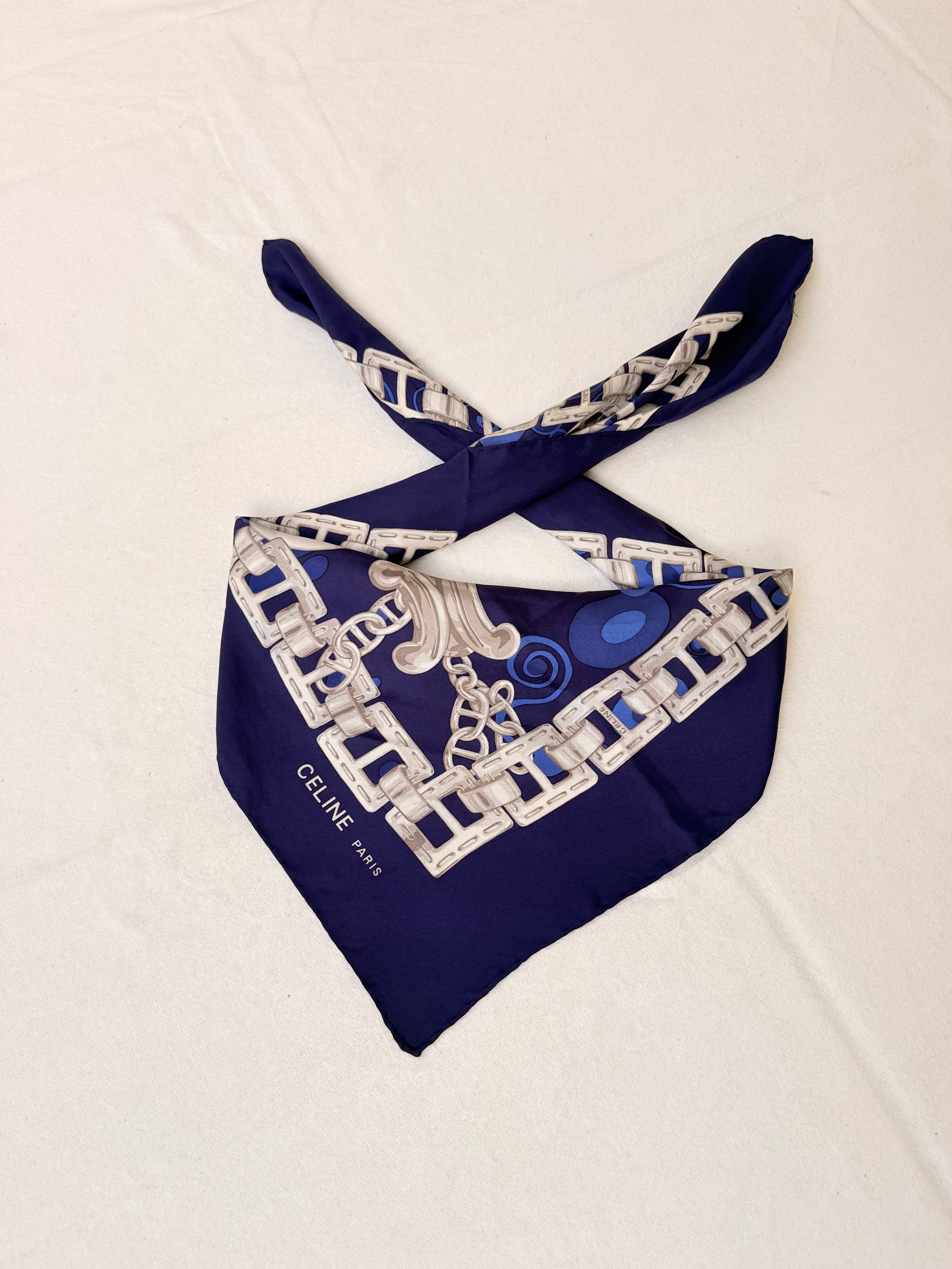 Foulard Céline – Chaînes et médaillons argentés