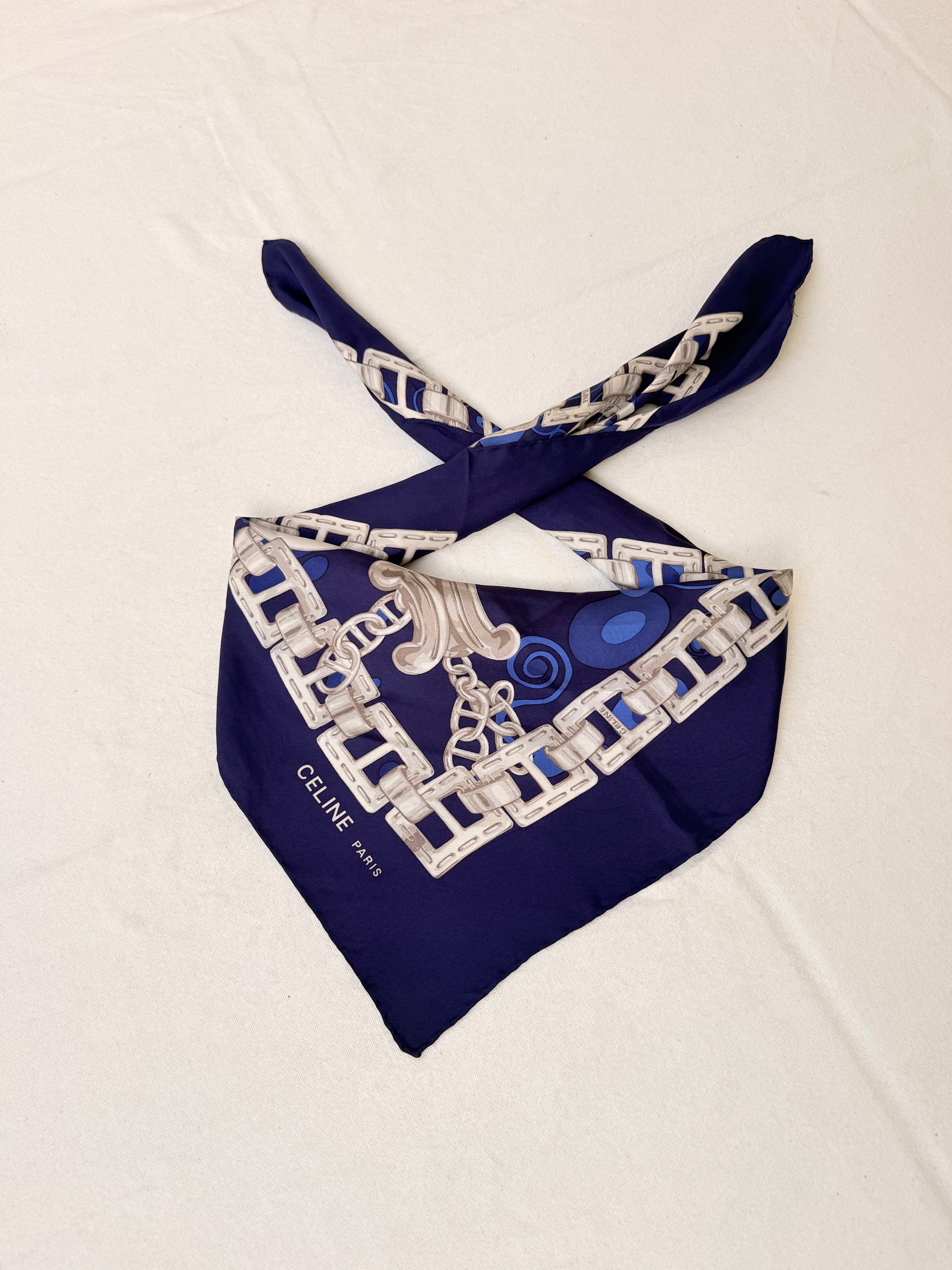 Foulard Céline – Chaînes et médaillons argentés