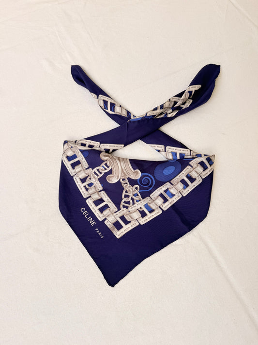 Foulard Céline – Chaînes et médaillons argentés
