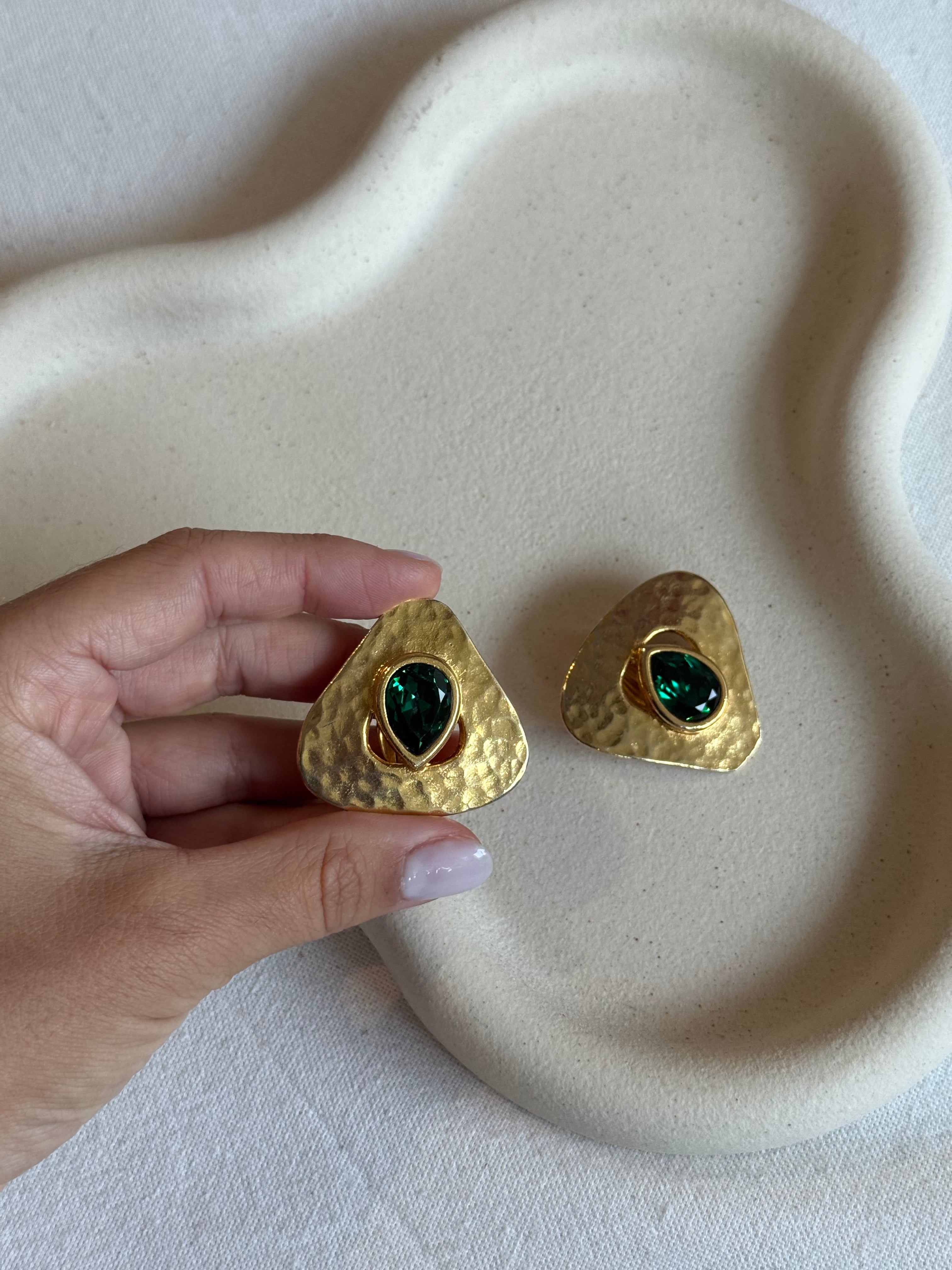 Boucles d’oreilles Carita vintage - Martelées dorées et strass vert