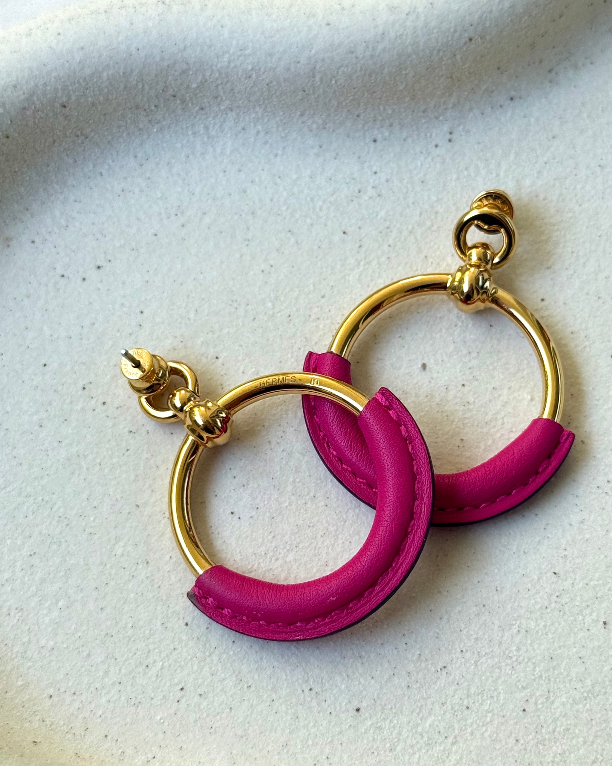 Boucles d’oreilles Hermes - Cuir fuchsia et métal doré