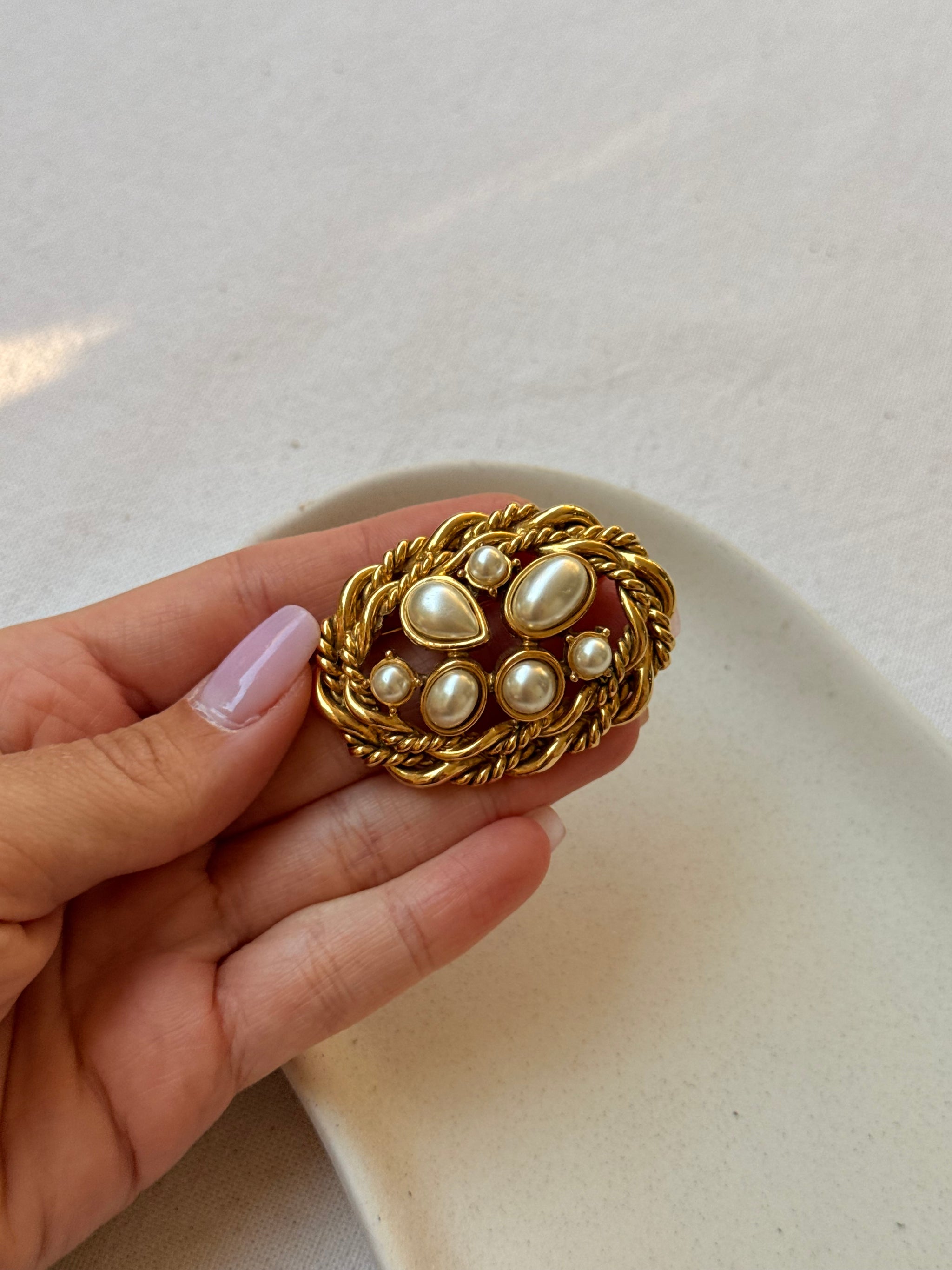 Broche vintage - Ovale ornée de perles fantaisie