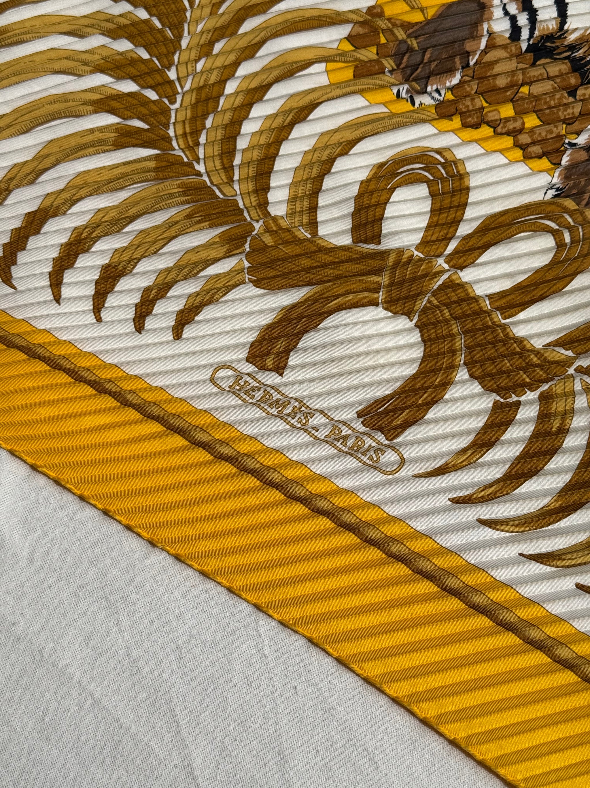 Foulard Hermès plissé – Modèle Tigre Royal