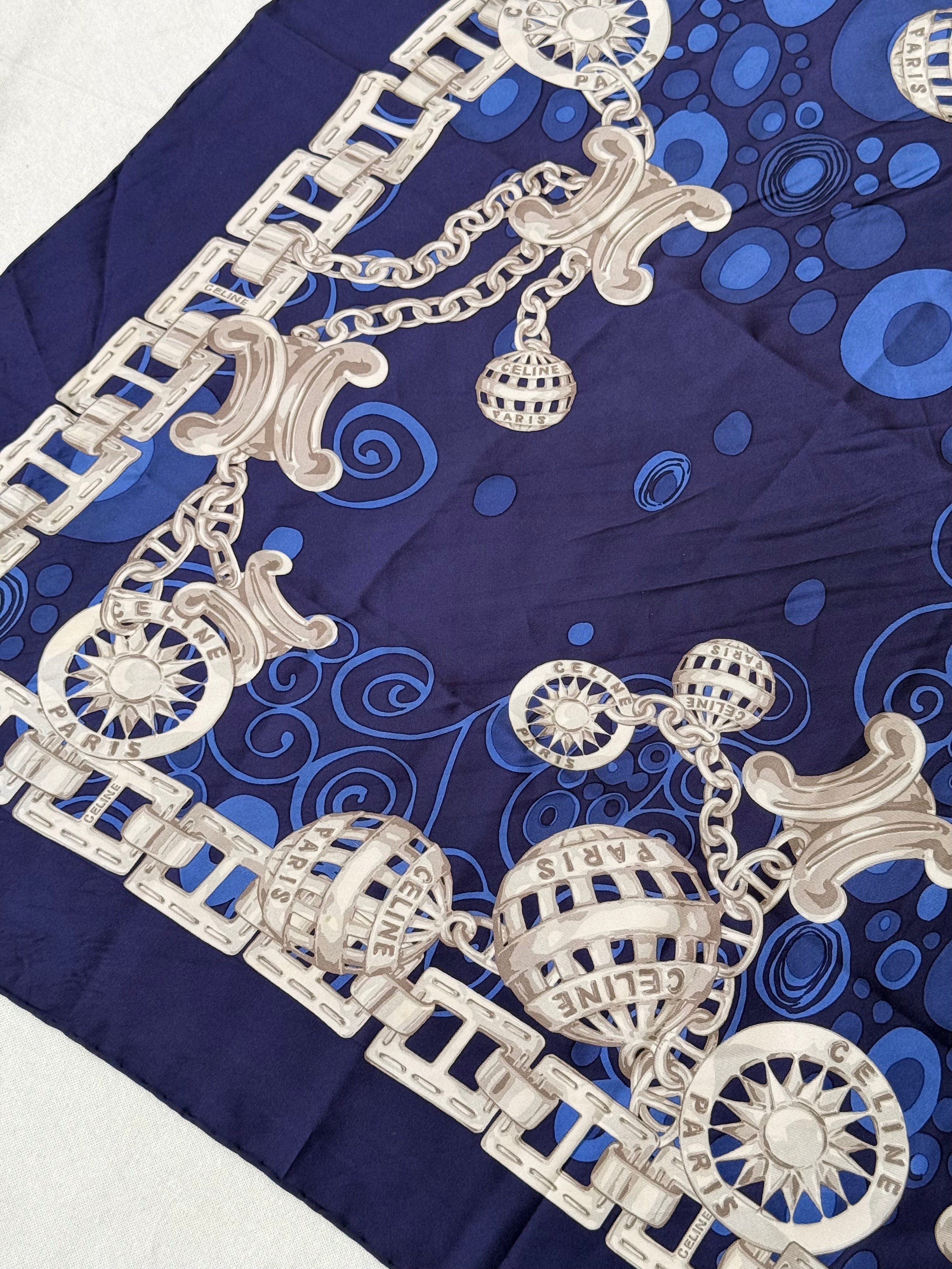 Foulard Céline – Chaînes et médaillons argentés