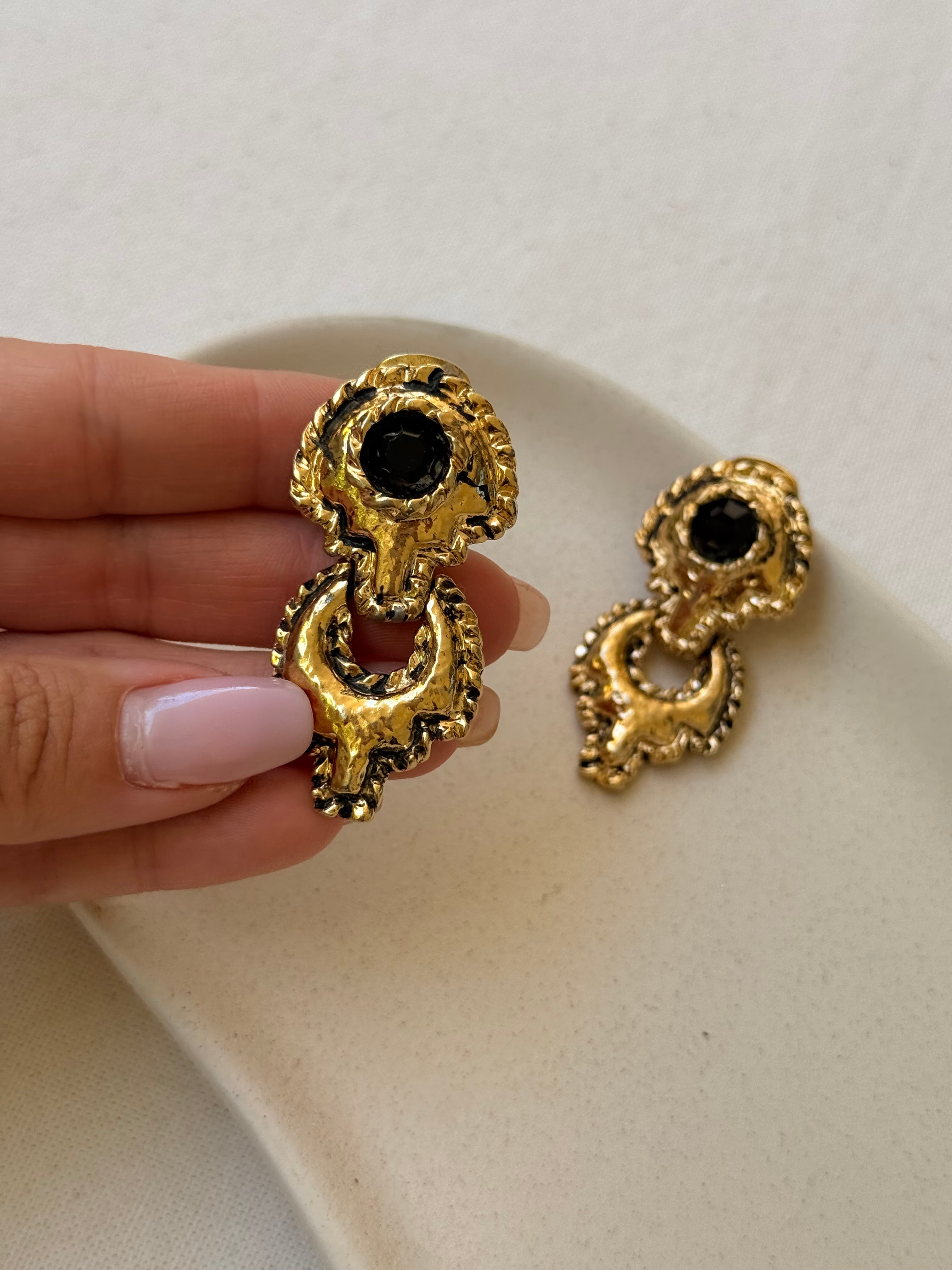 Boucles d’oreilles vintage - Pendantes design baroque et strass noir
