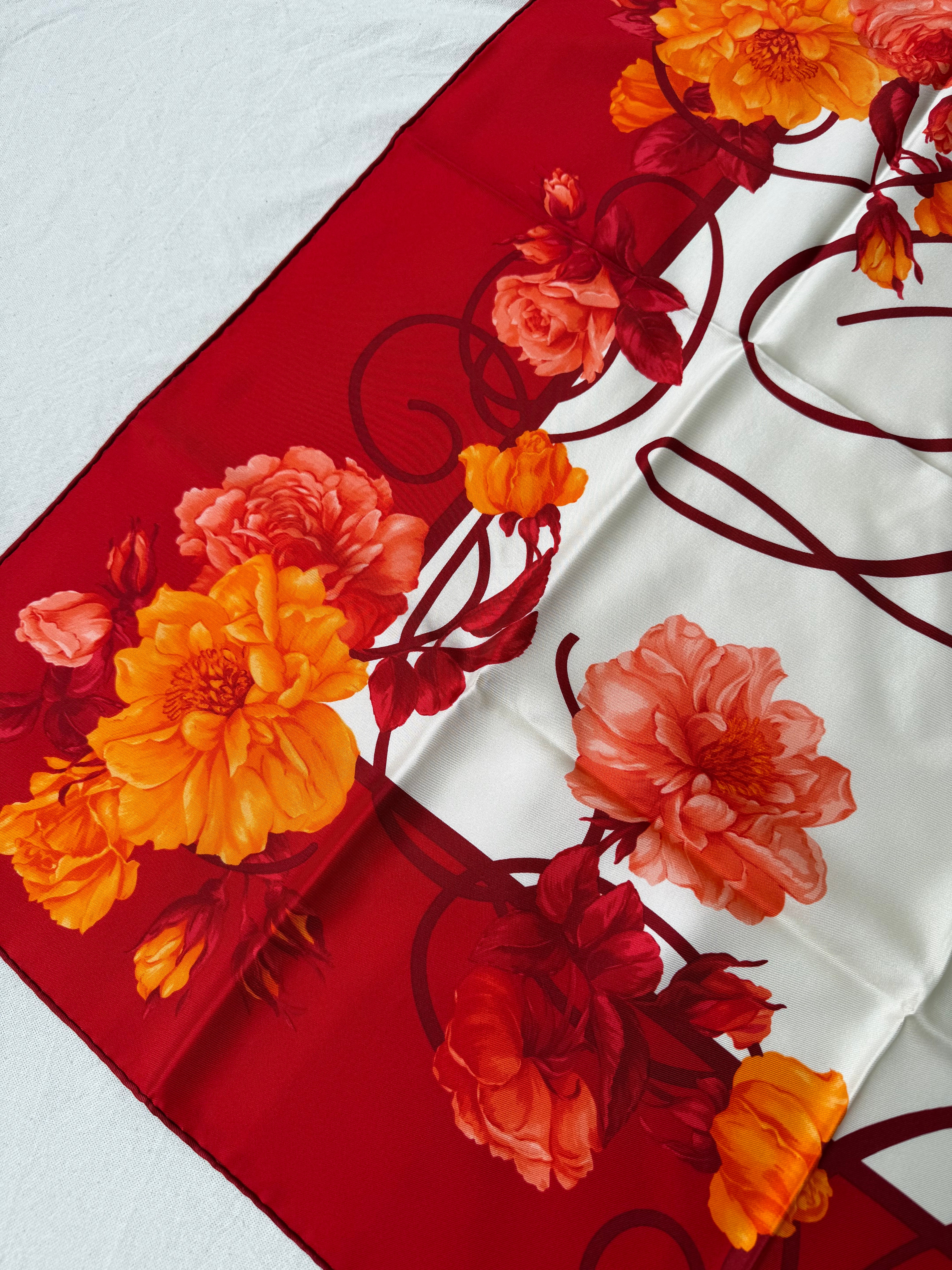 Foulard Christian Dior – Motif floral et inscription Dior