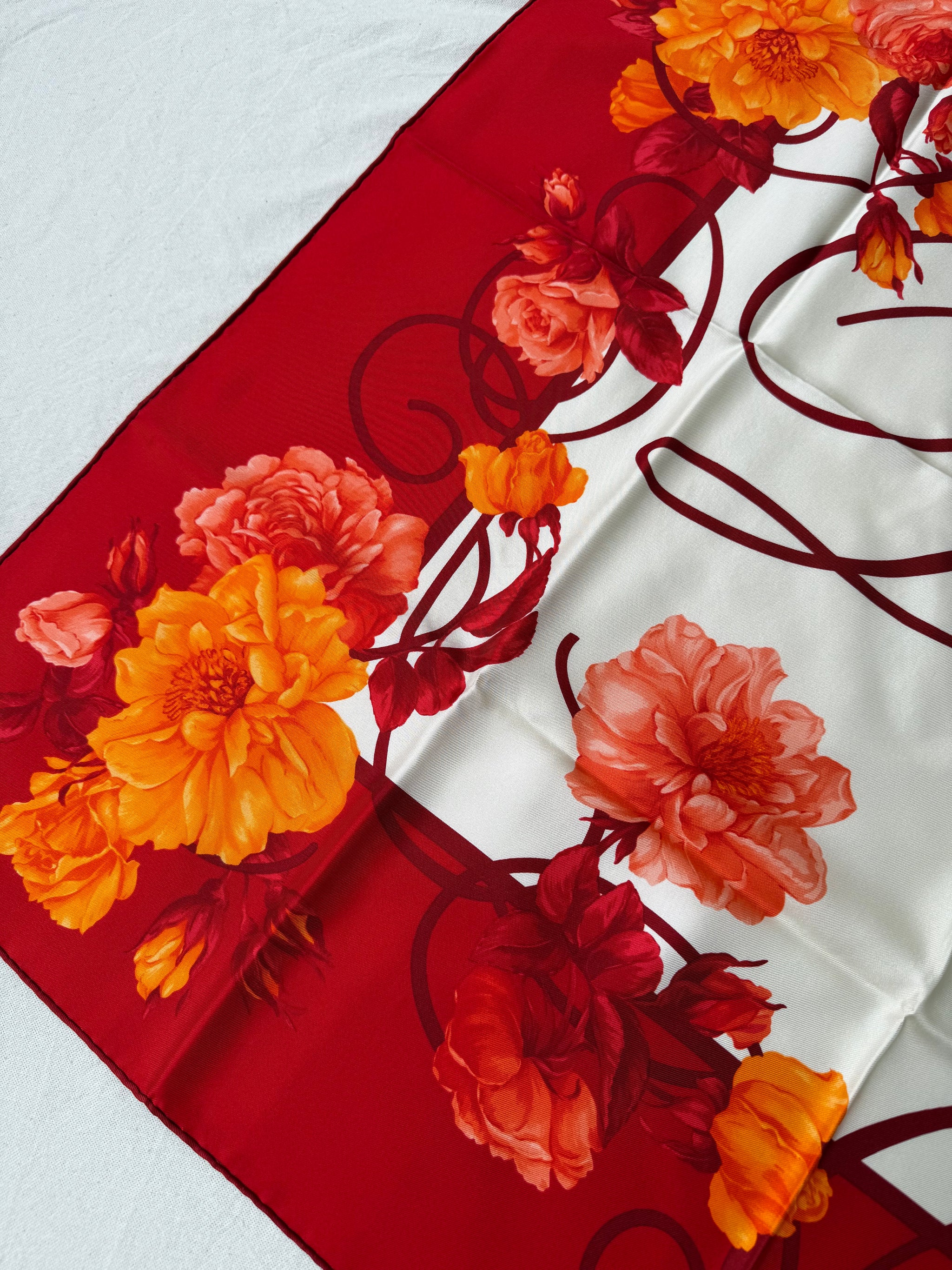 Foulard Christian Dior – Motif floral et inscription Dior