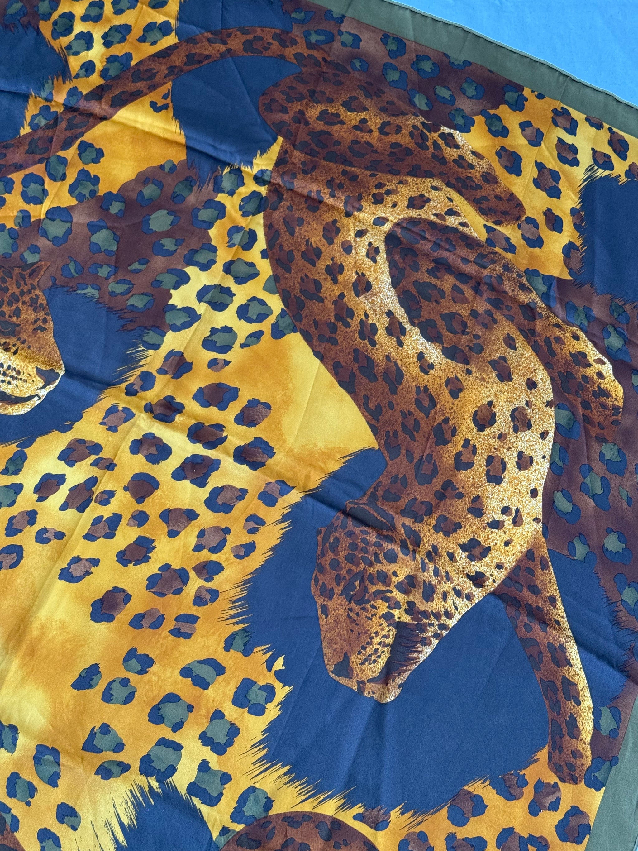 Foulard Yves Saint Laurent – Motifs léopards