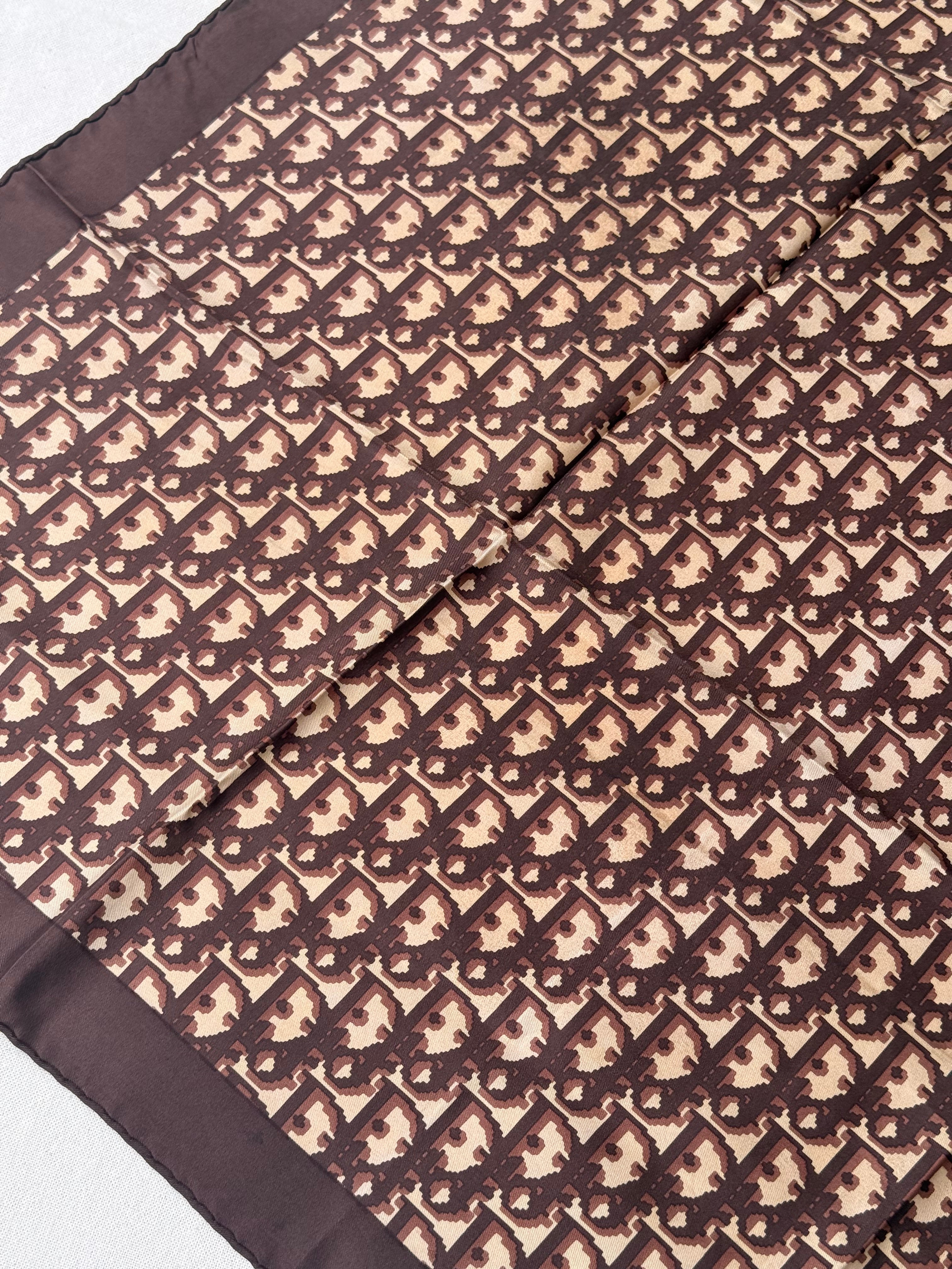 Foulard Christian Dior – Modèle monogramme marron