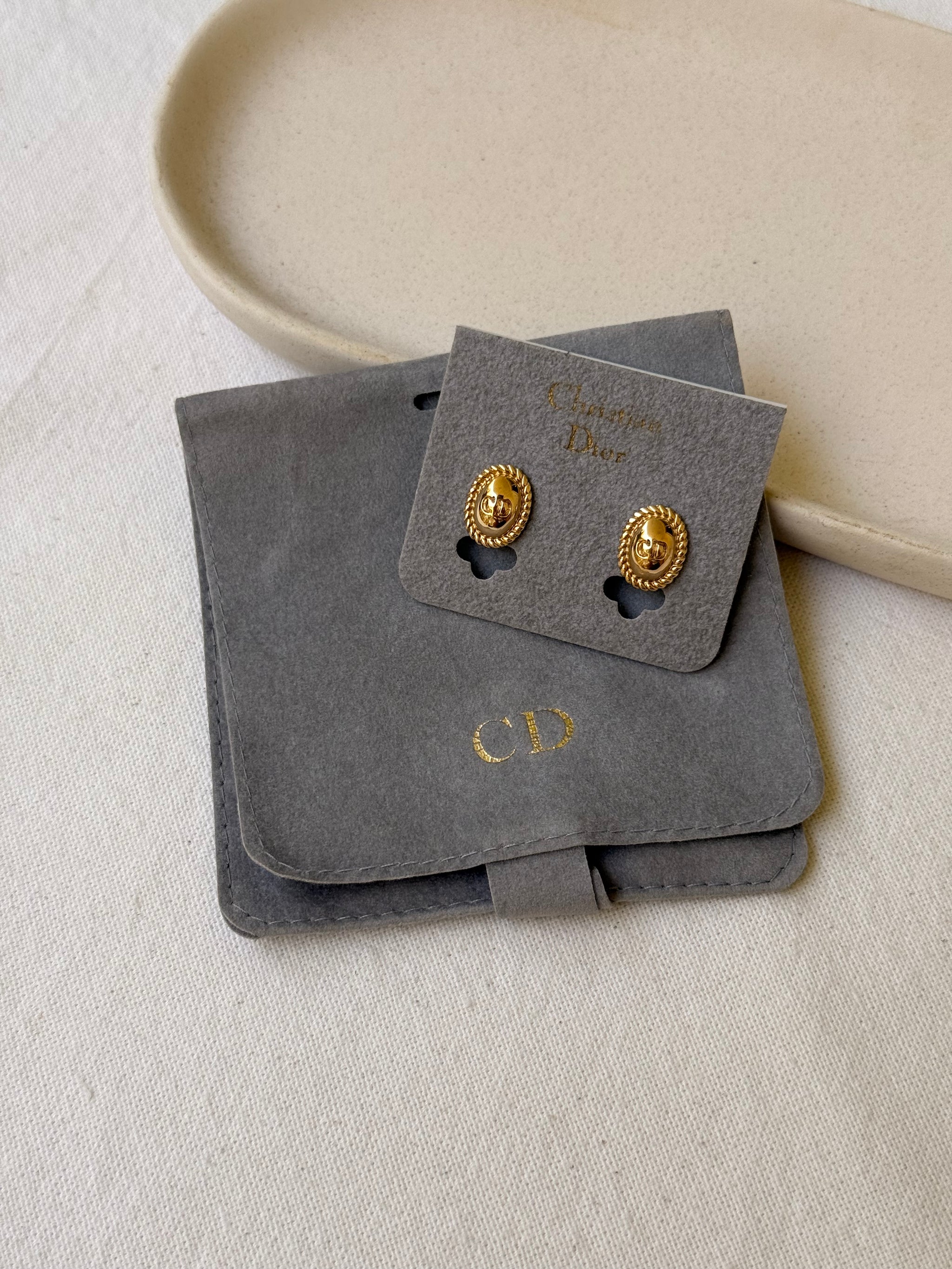 Boucles d’oreilles Christian Dior vintage - CD ovale petit format