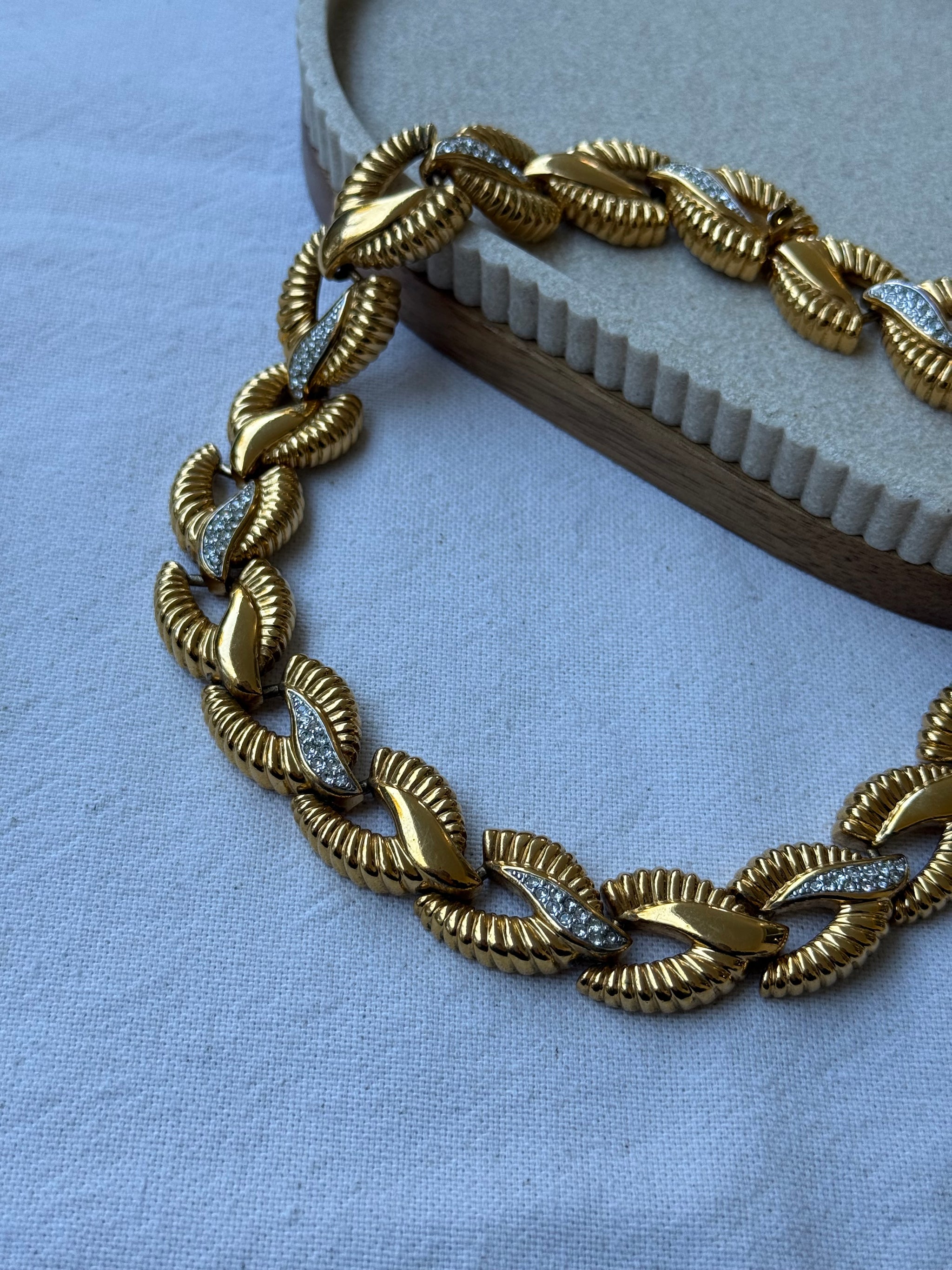 Collier doré vintage - Maillons torsadés et détails strass