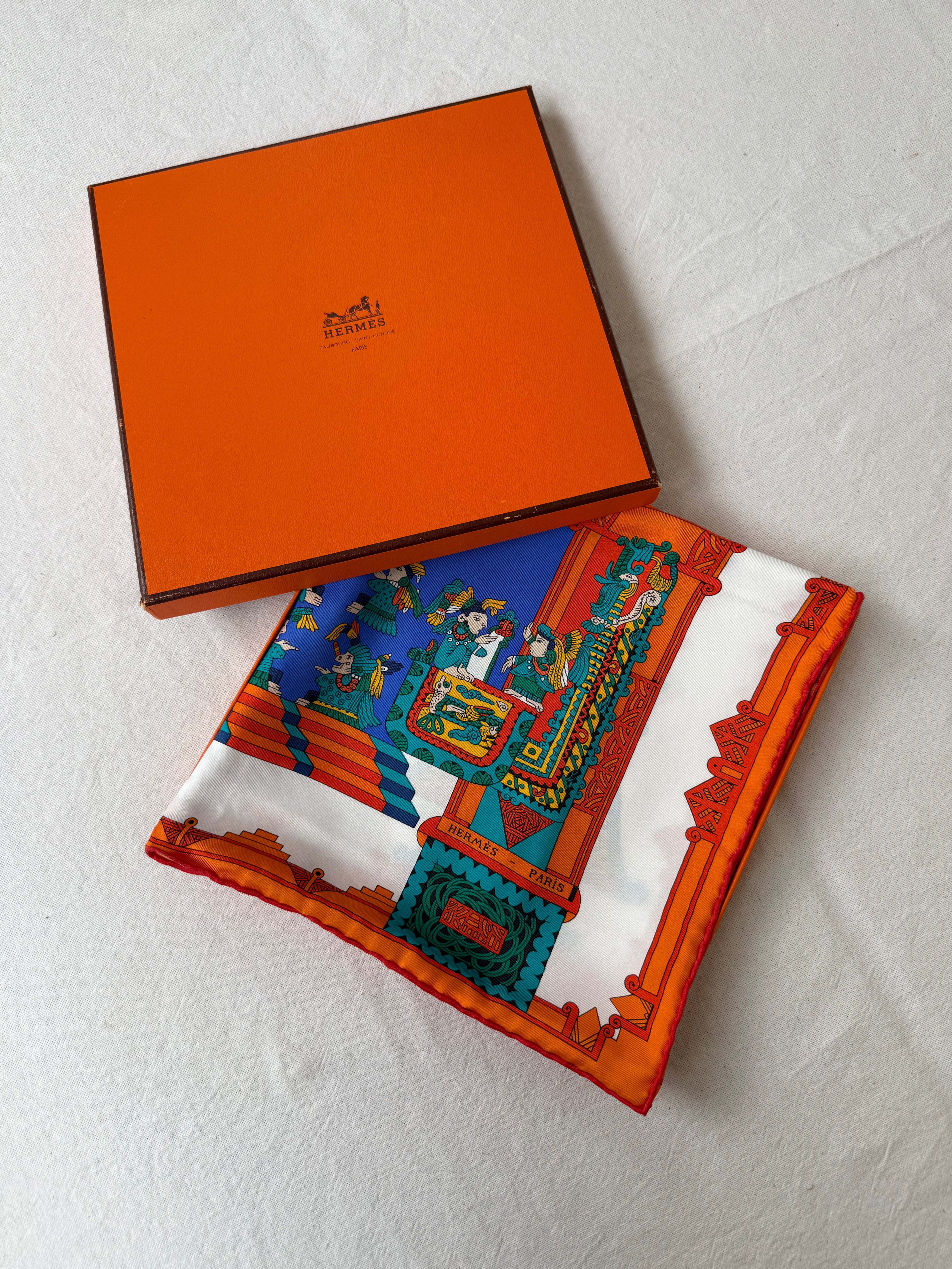 Foulard Hermès – Modèle Astres et Soleils