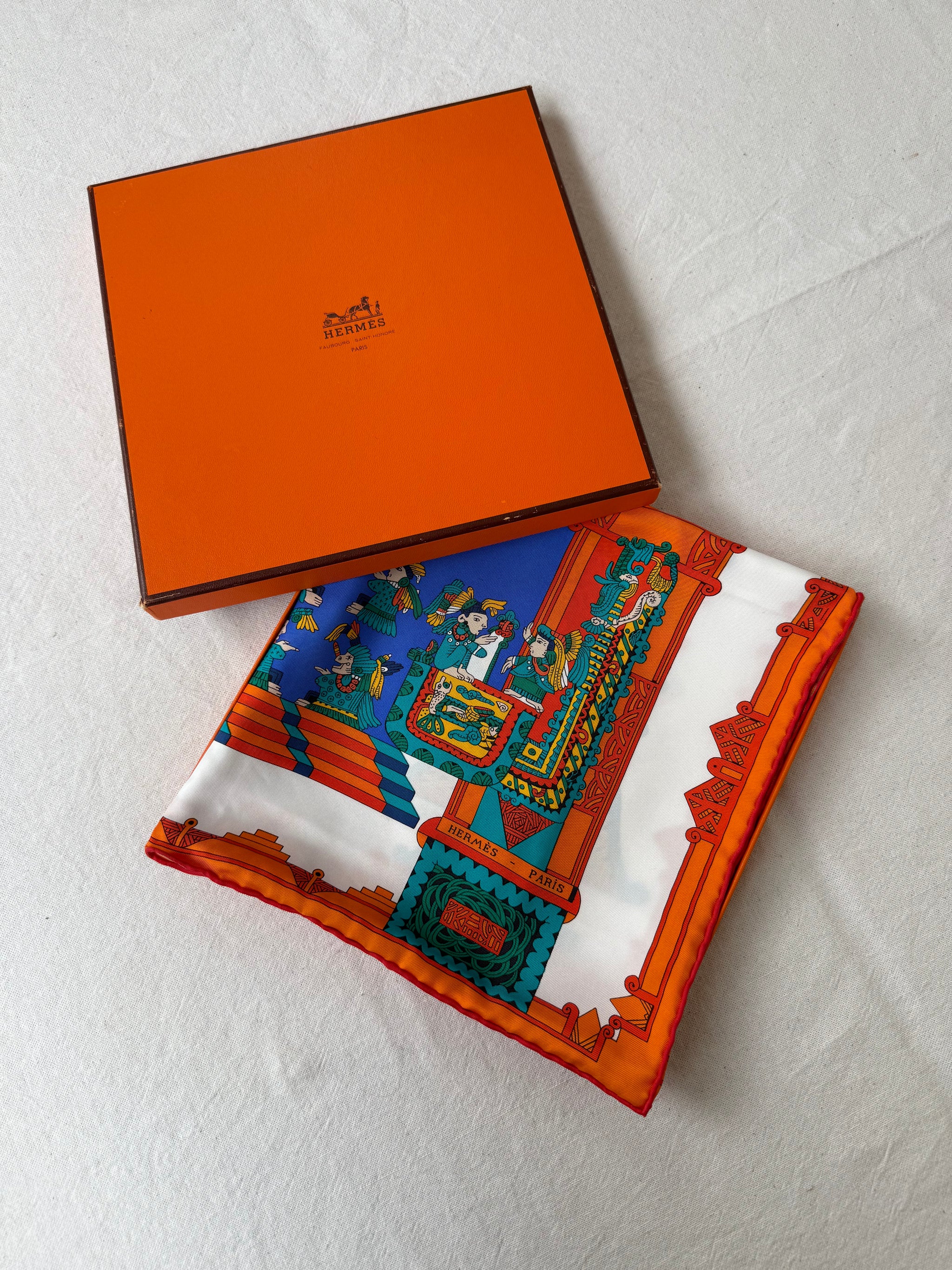Foulard Hermès – Modèle Astres et Soleils