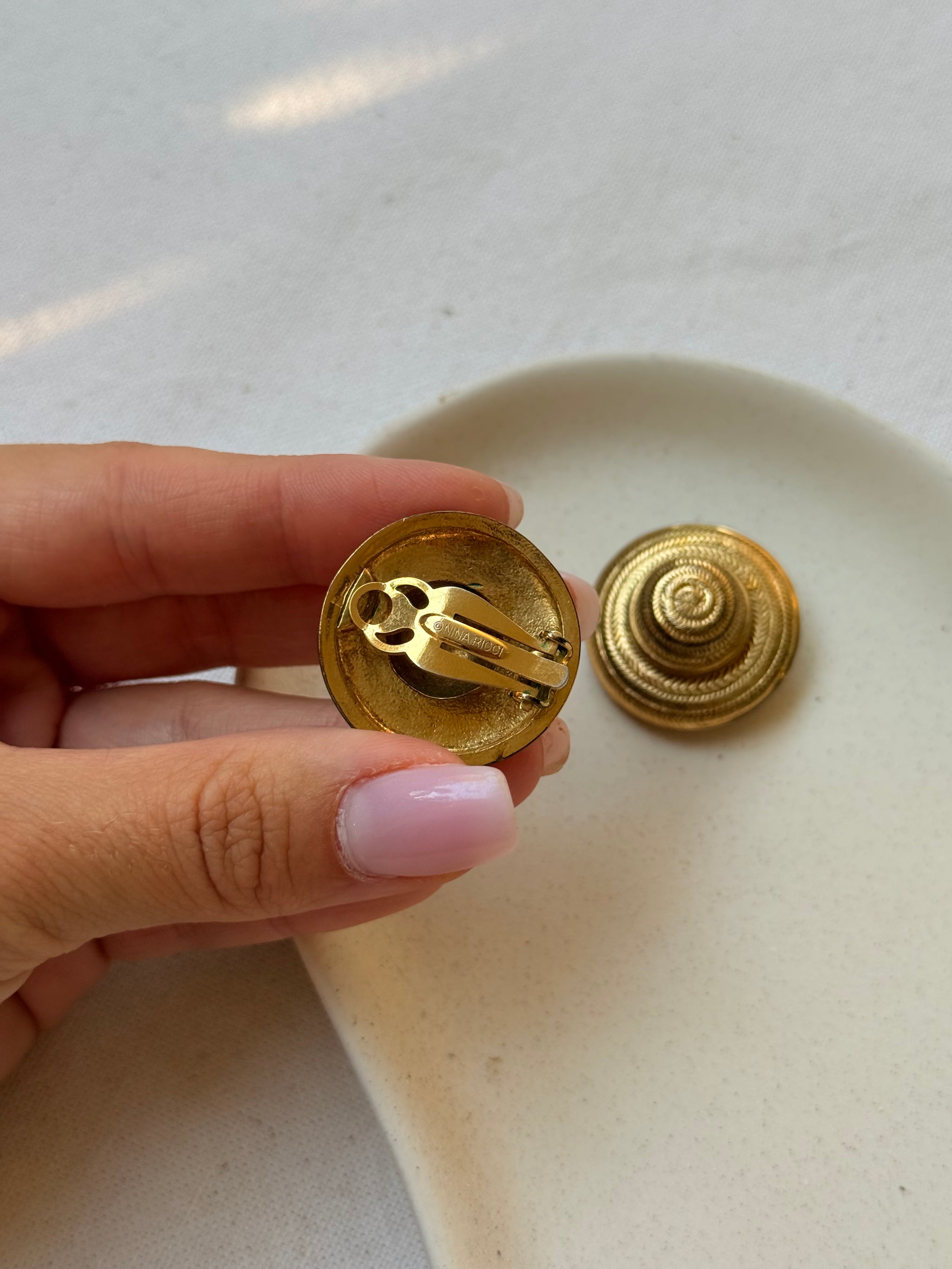 Boucles d’oreilles Nina Ricci vintage - Chapeaux dorés