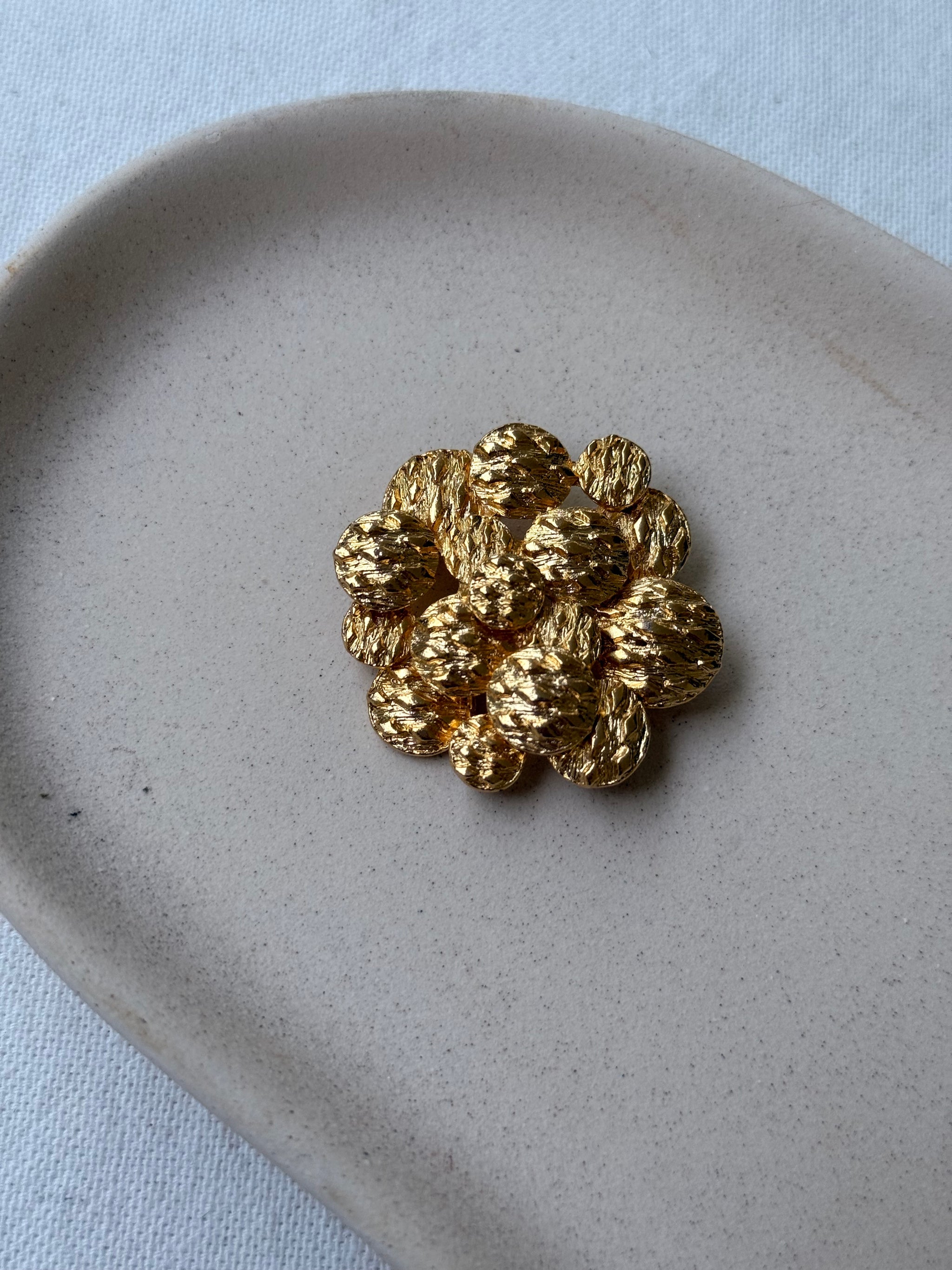 Broche vintage - Motif pastilles dorées