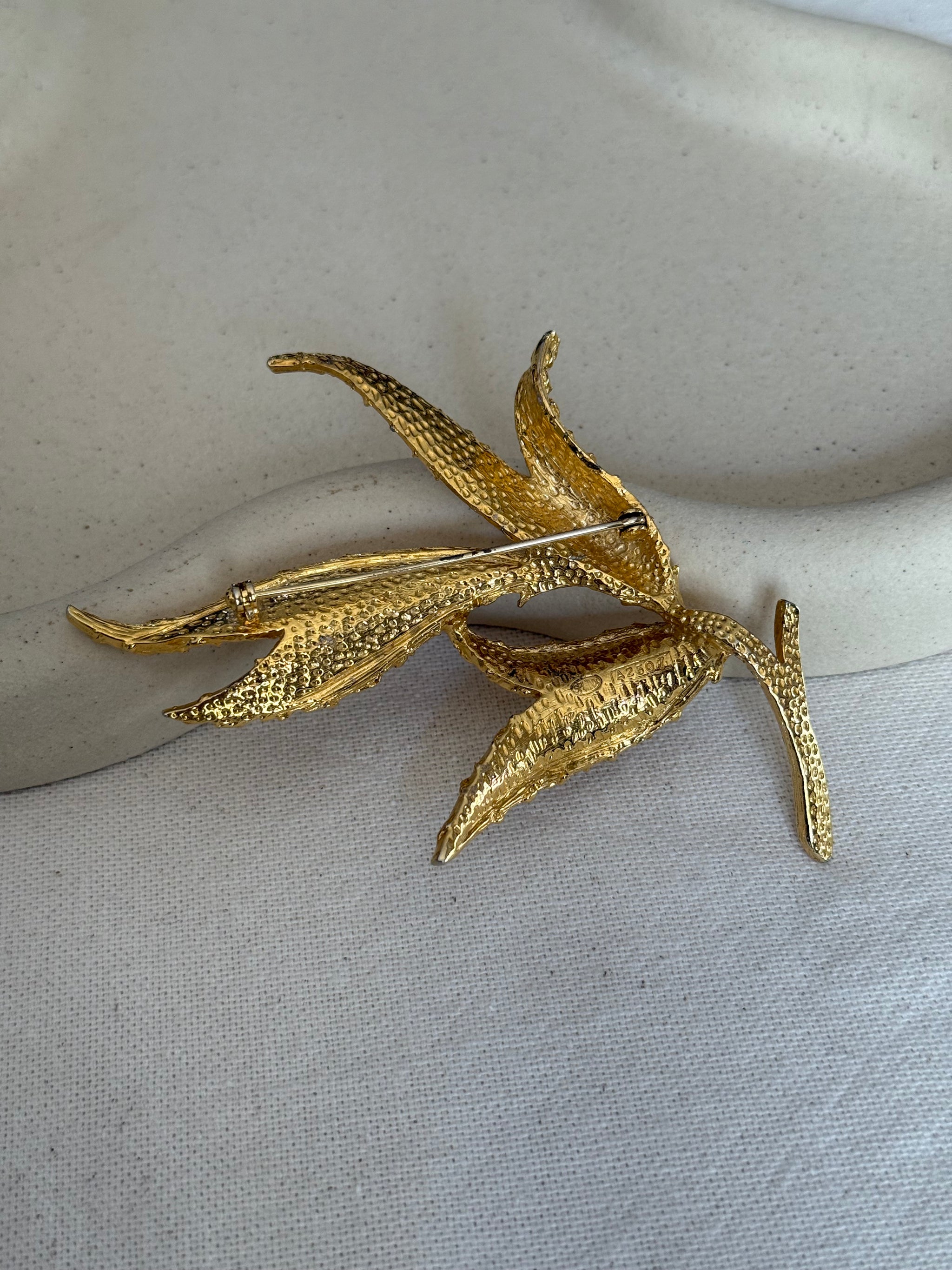 Broche Sphinx vintage - Feuillage doré texturé