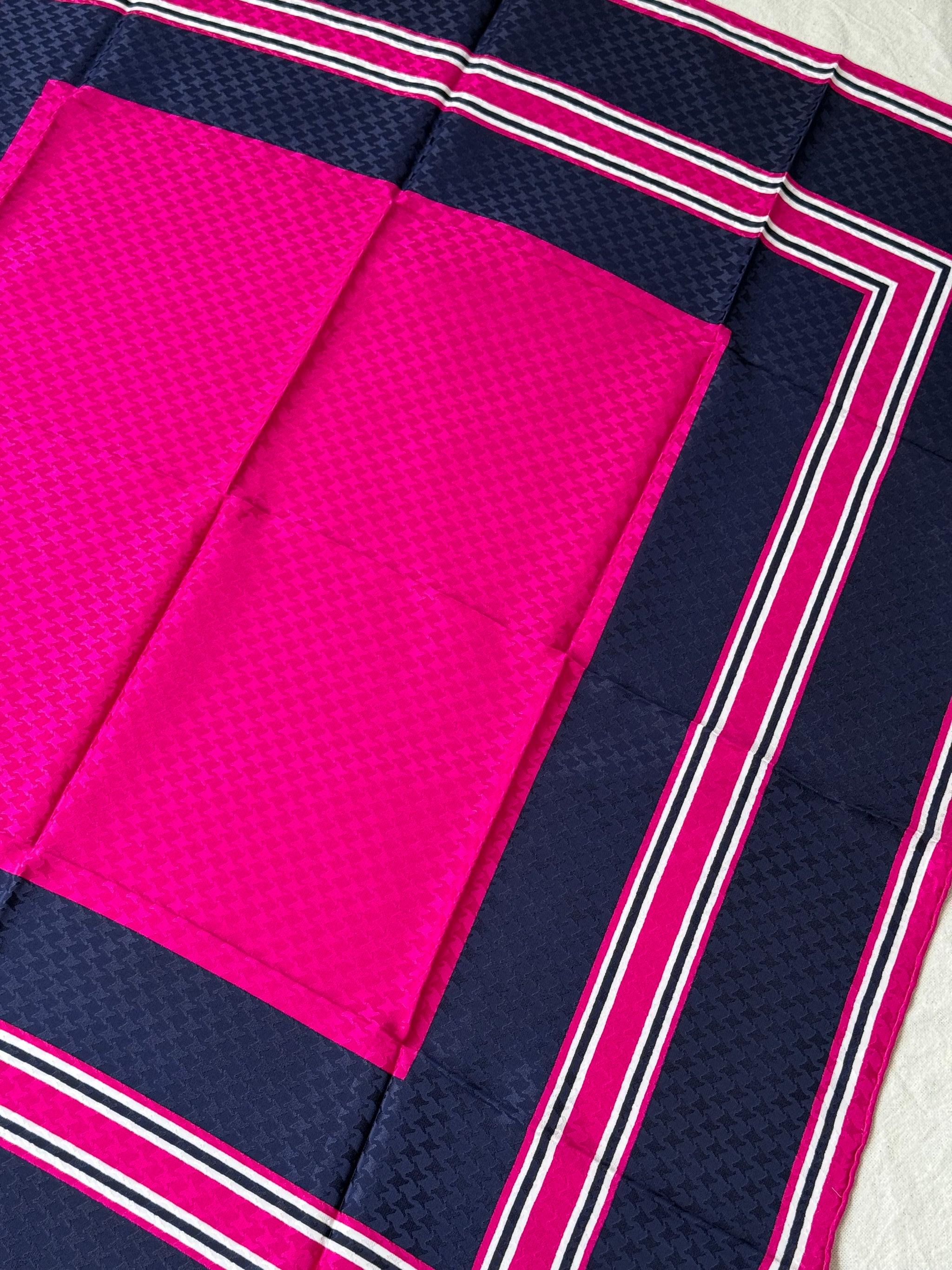 Foulard Yves Saint Laurent – Motifs graphiques