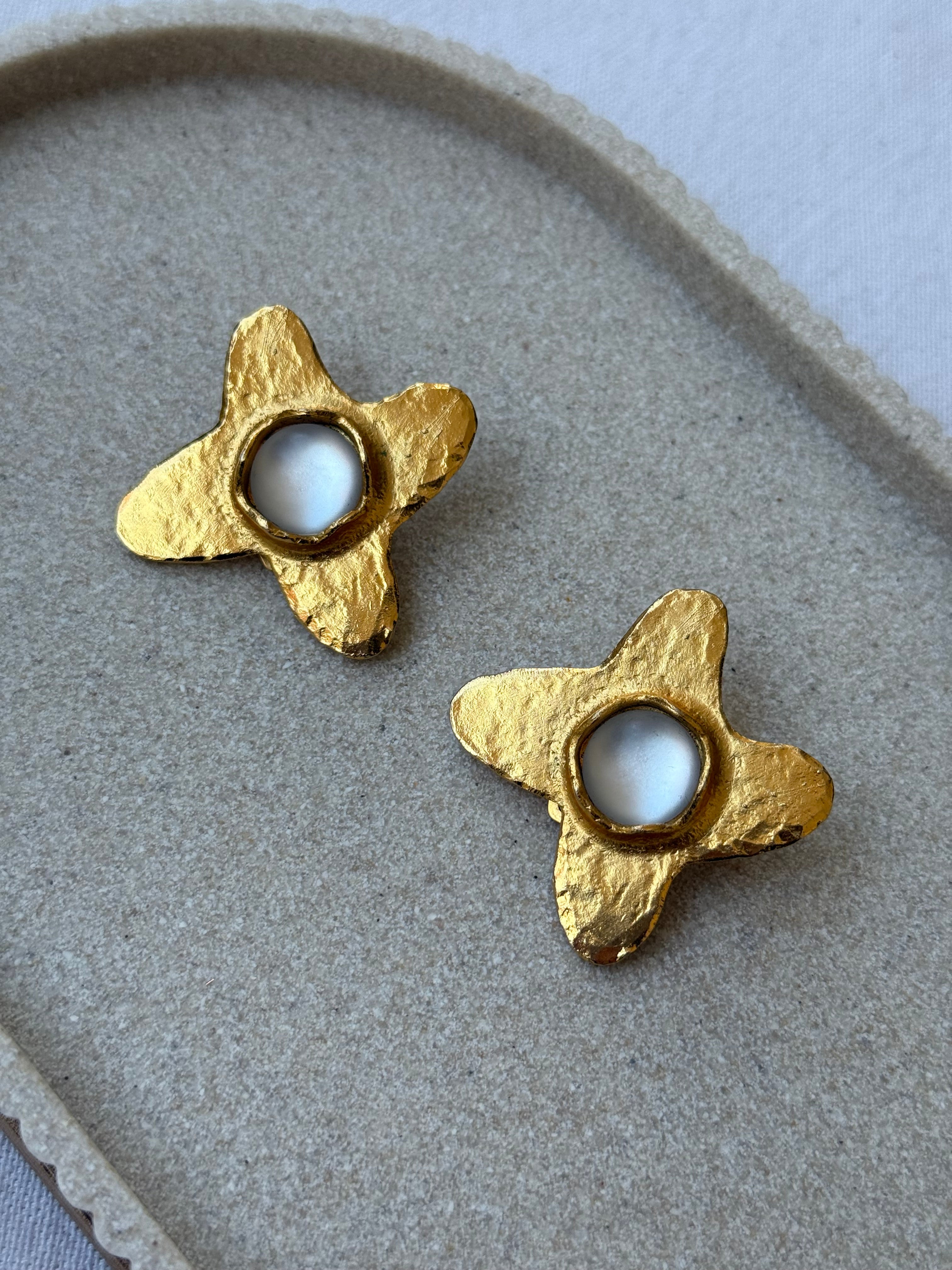 Boucles d’oreilles Chantal Audias vintage - Motif floral martelé