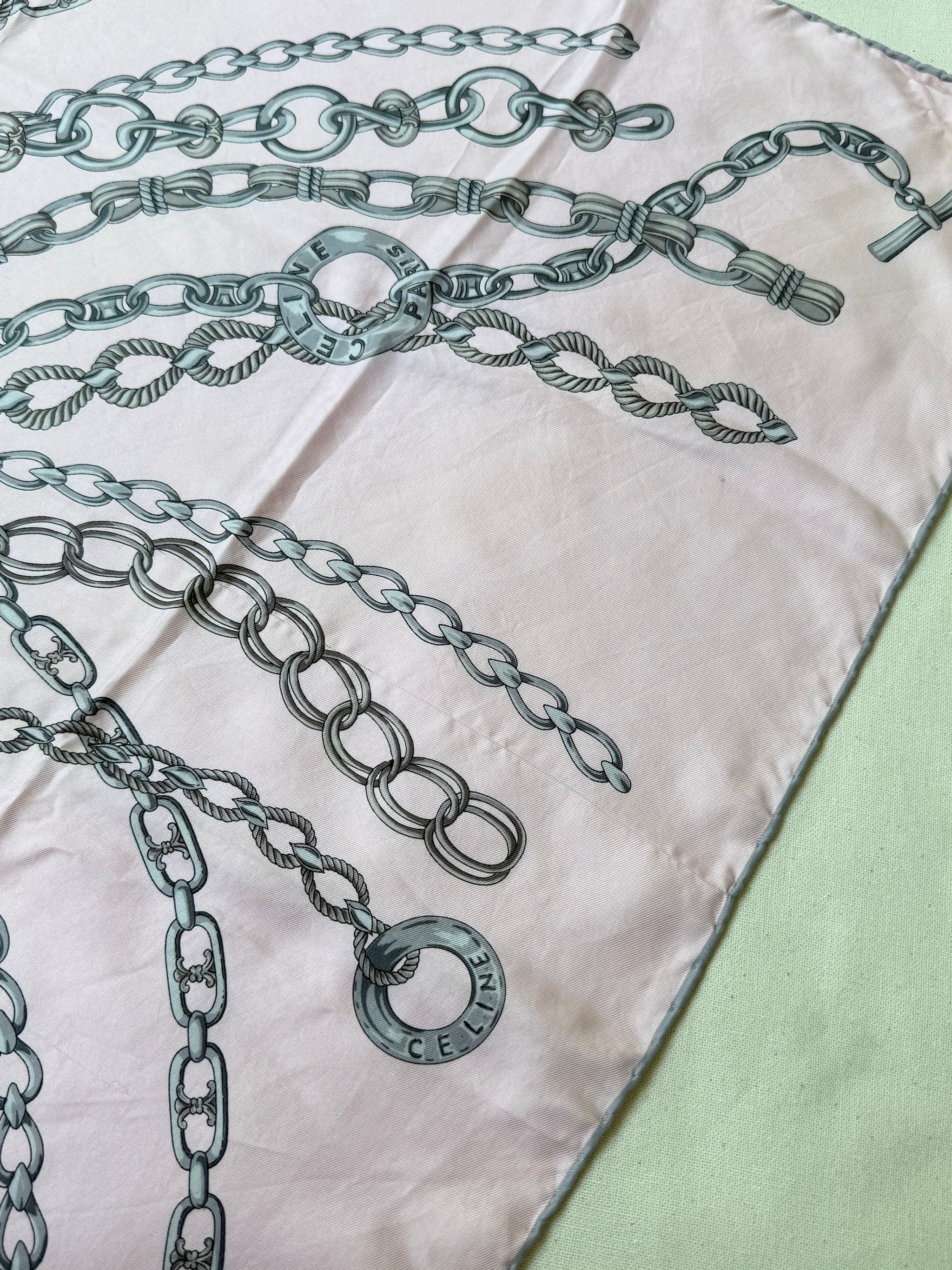Foulard Céline – Modèle rose clair et chaînes argentées