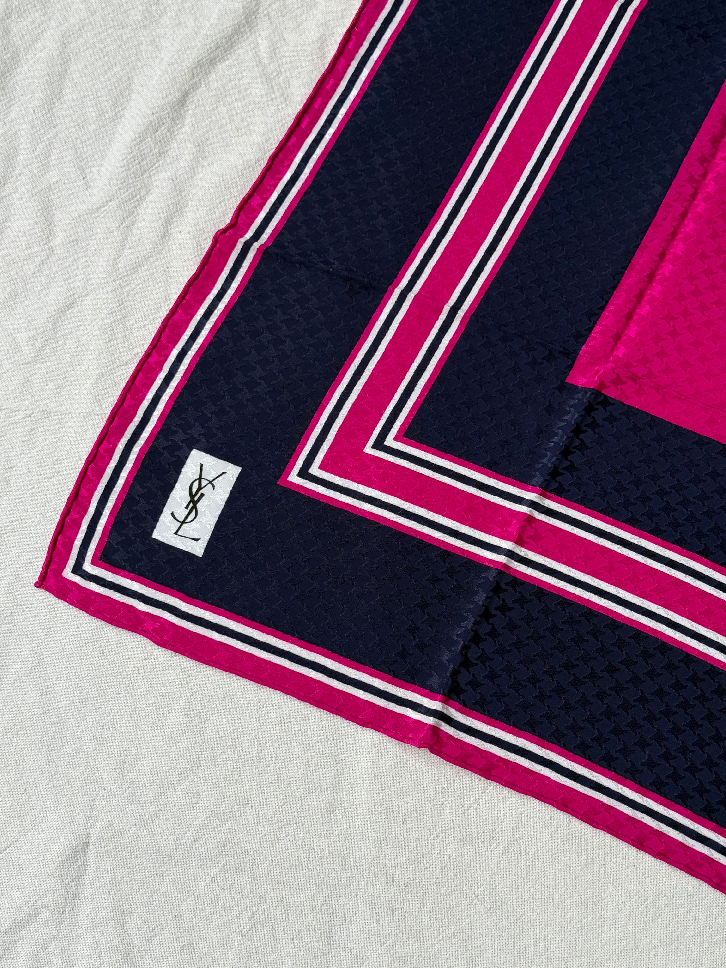 Foulard Yves Saint Laurent – Motifs graphiques