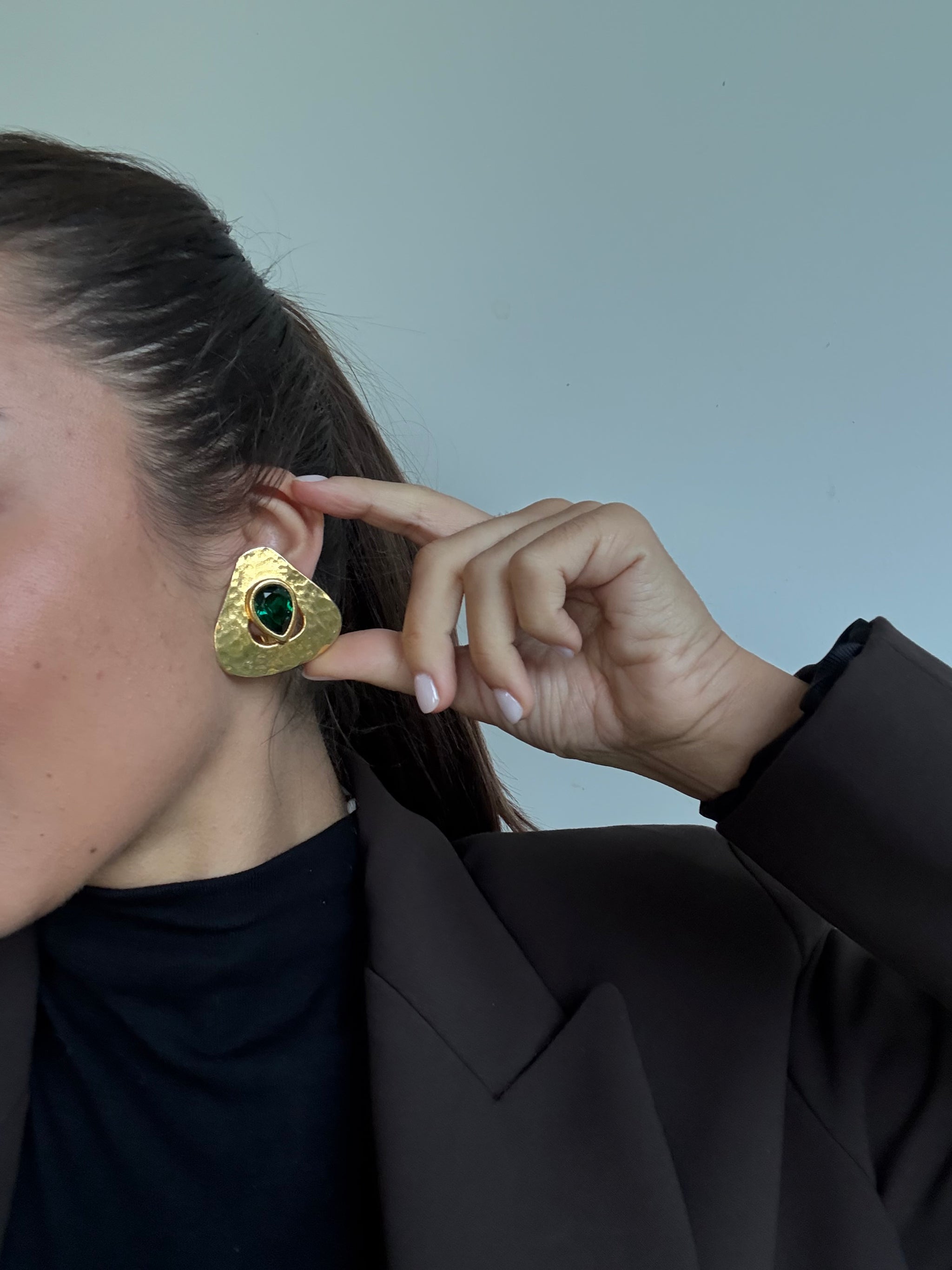 Boucles d’oreilles Carita vintage - Martelées dorées et strass vert