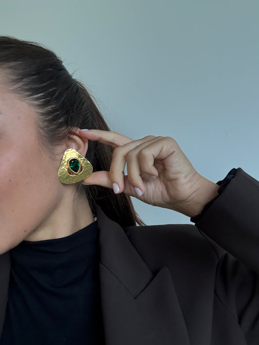 Boucles d’oreilles Carita vintage - Martelées dorées et strass vert