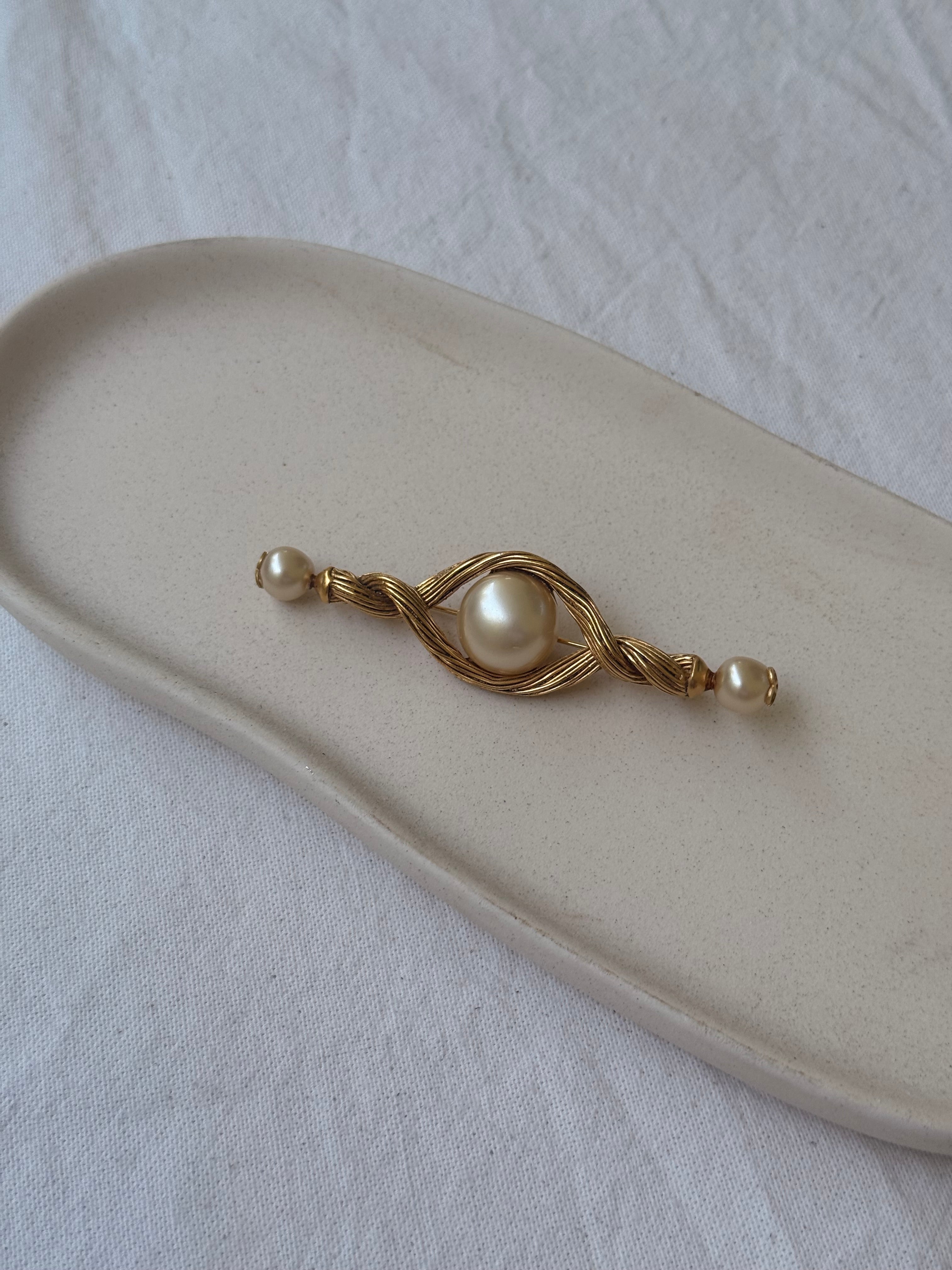 Broche Chanel vintage - Perles et logos CC