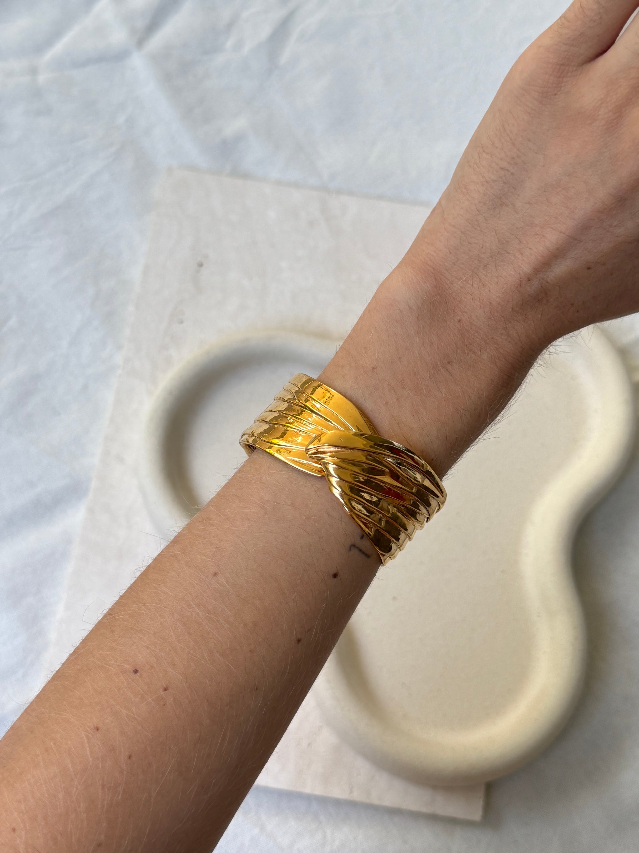 Manchette Carven vintage – Design drapé doré
