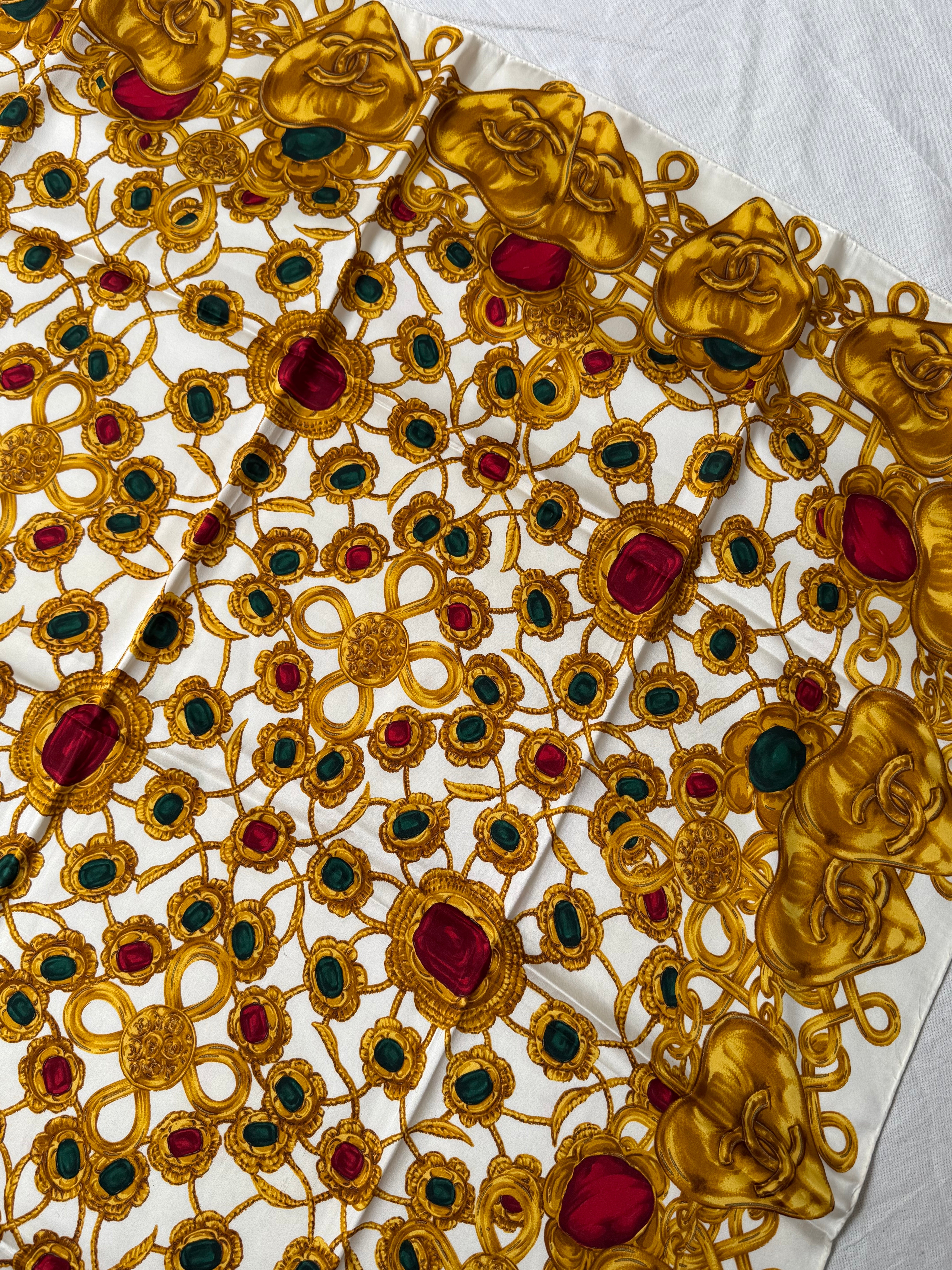 Foulard Chanel – Modèle blanc et bijouteries