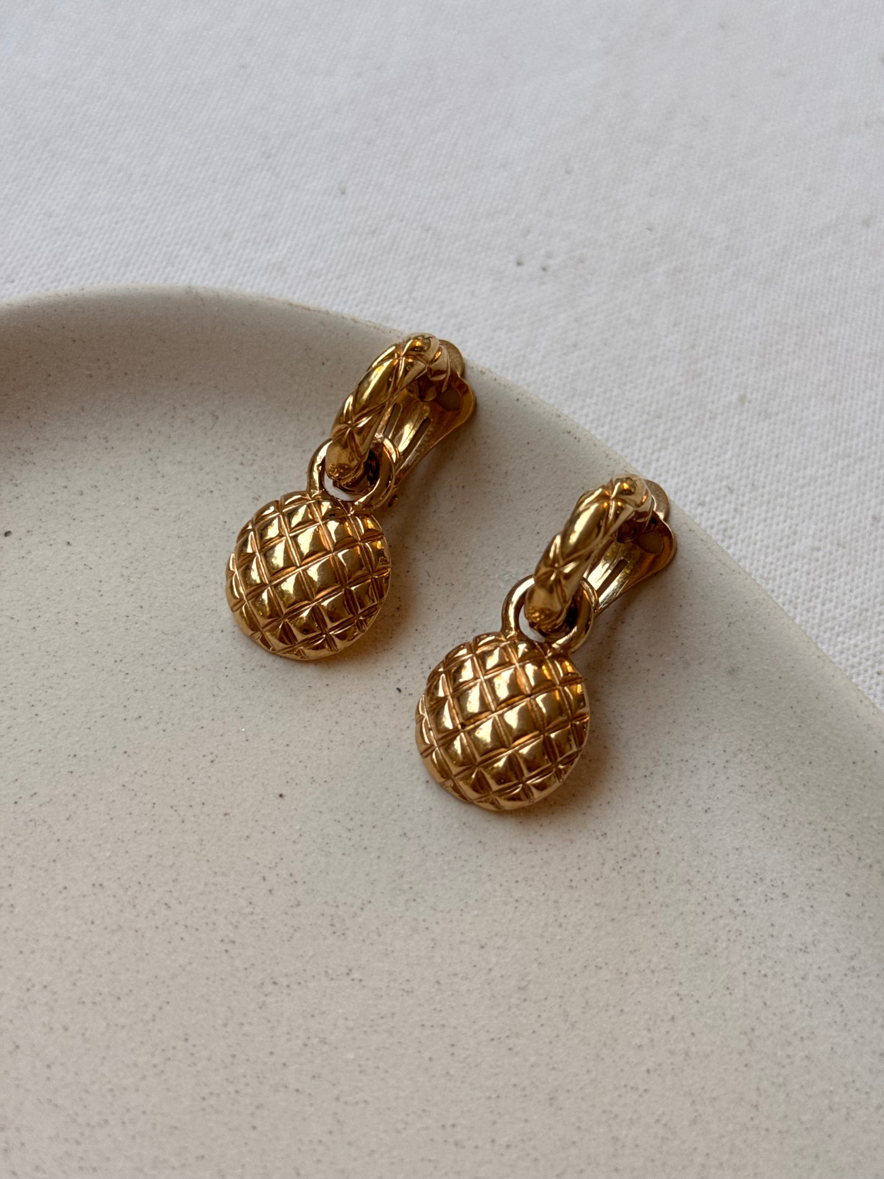 Boucles d’oreilles vintage - Pendantes matelassées dorées