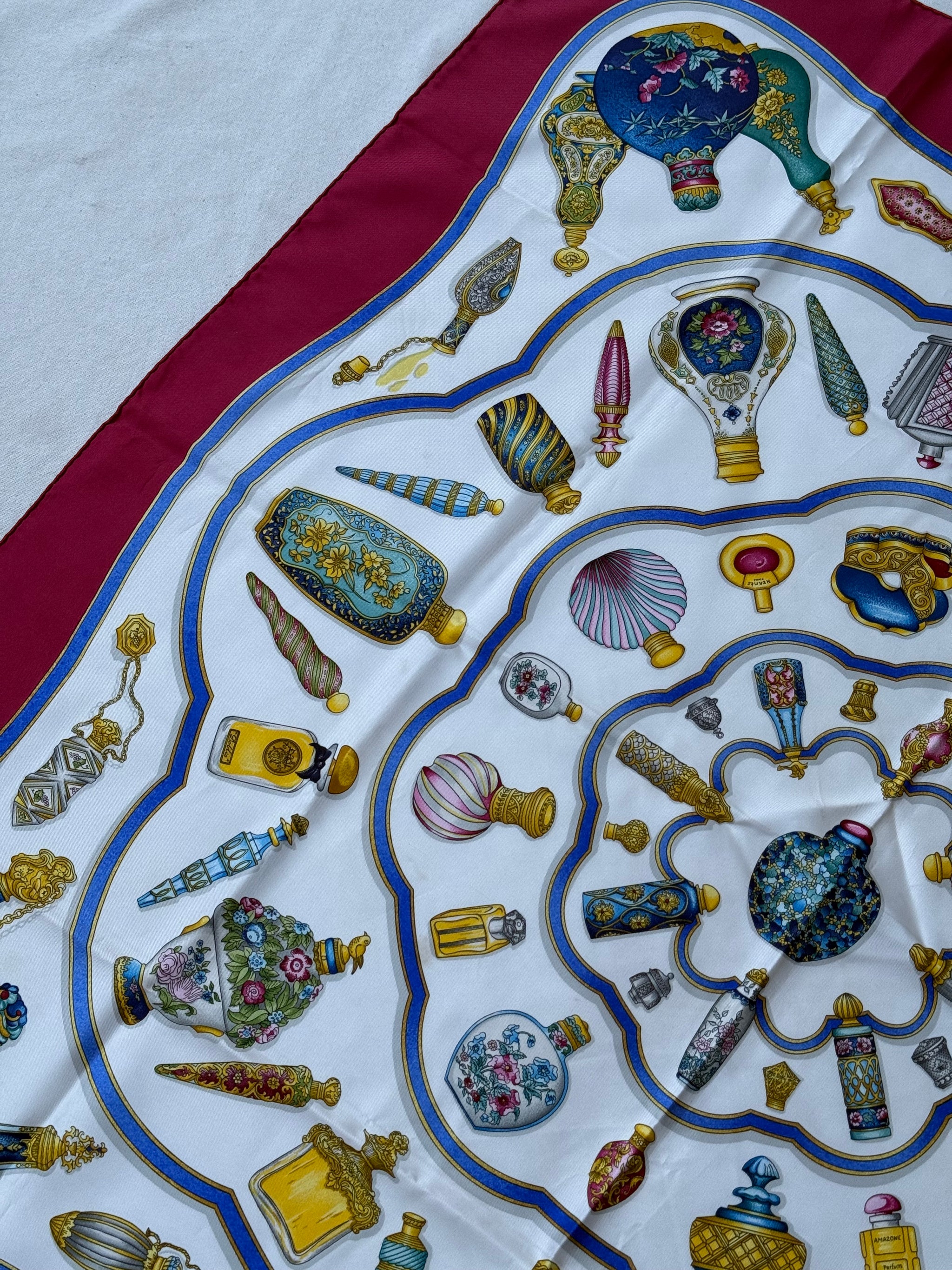 Foulard Hermès – Modèle Flacons