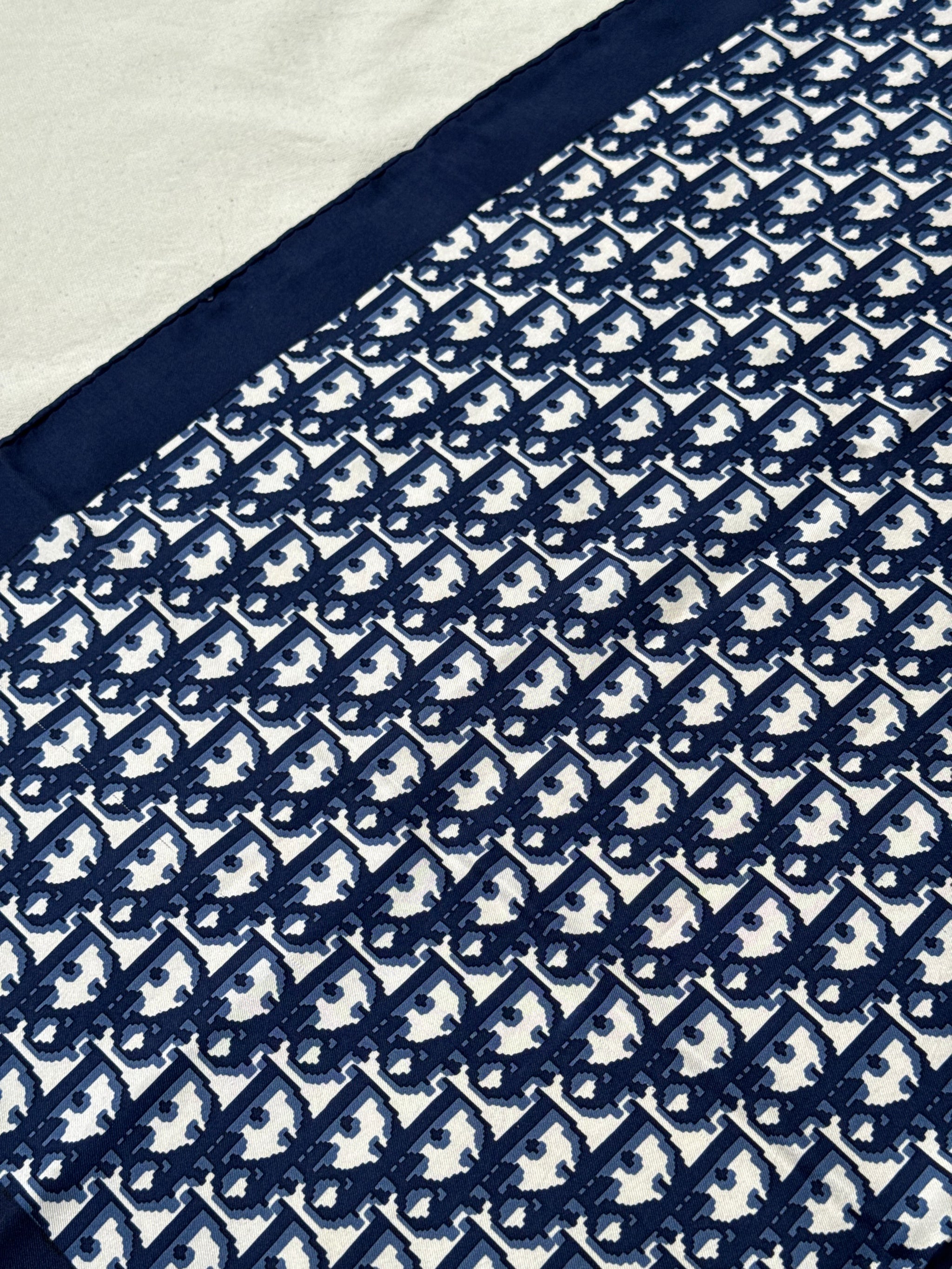 Foulard Christian Dior – Modèle monogramme bleu