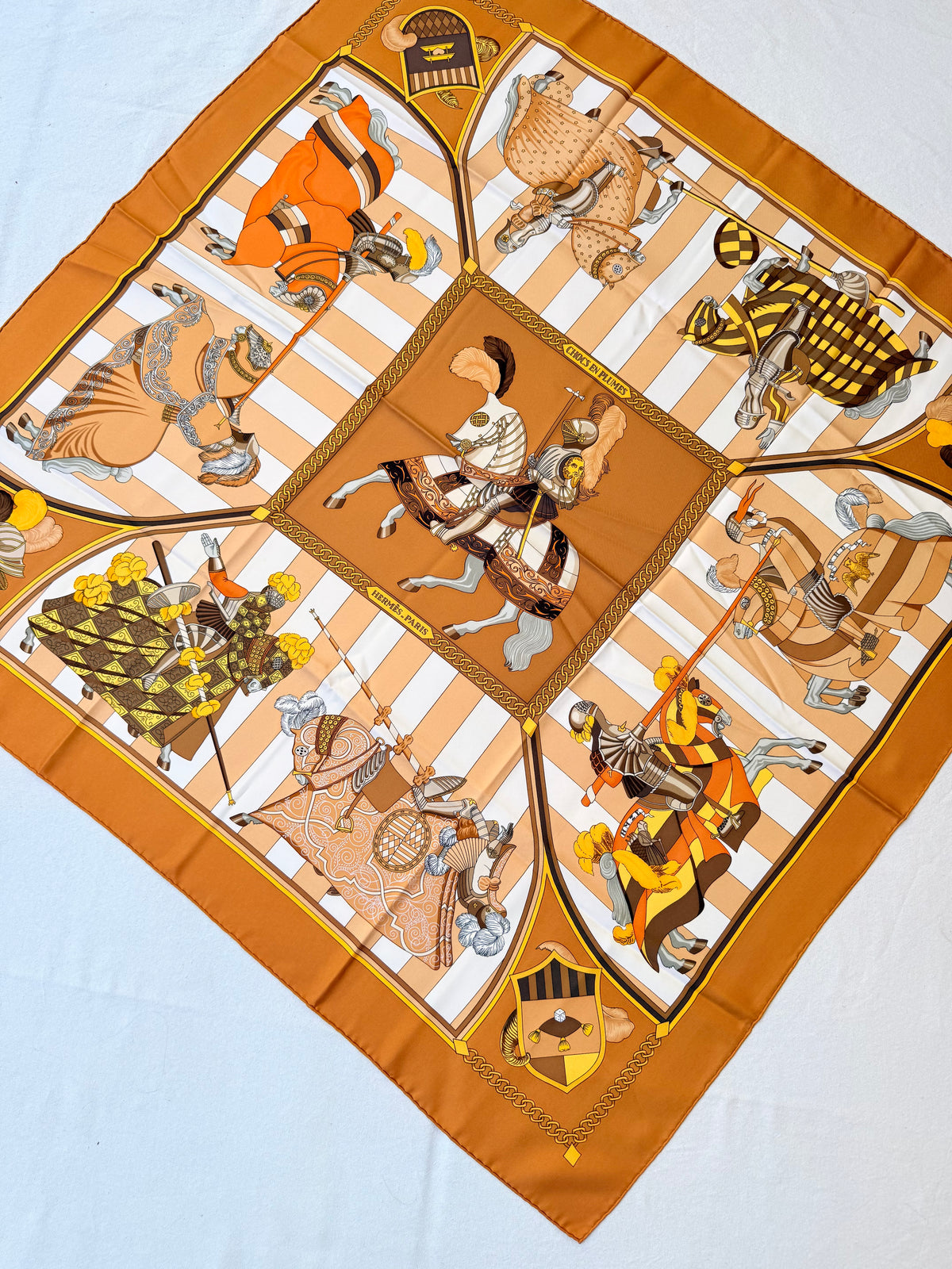 Foulard Hermès – Modèle Choc en plumes