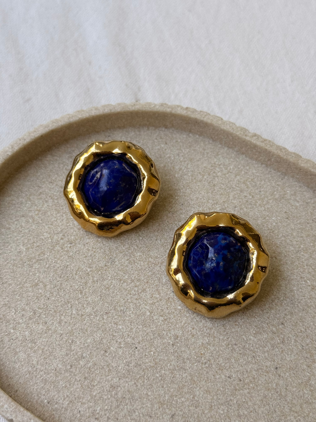 Boucles d’oreilles Guy Laroche vintage - Cabochons bleu profond