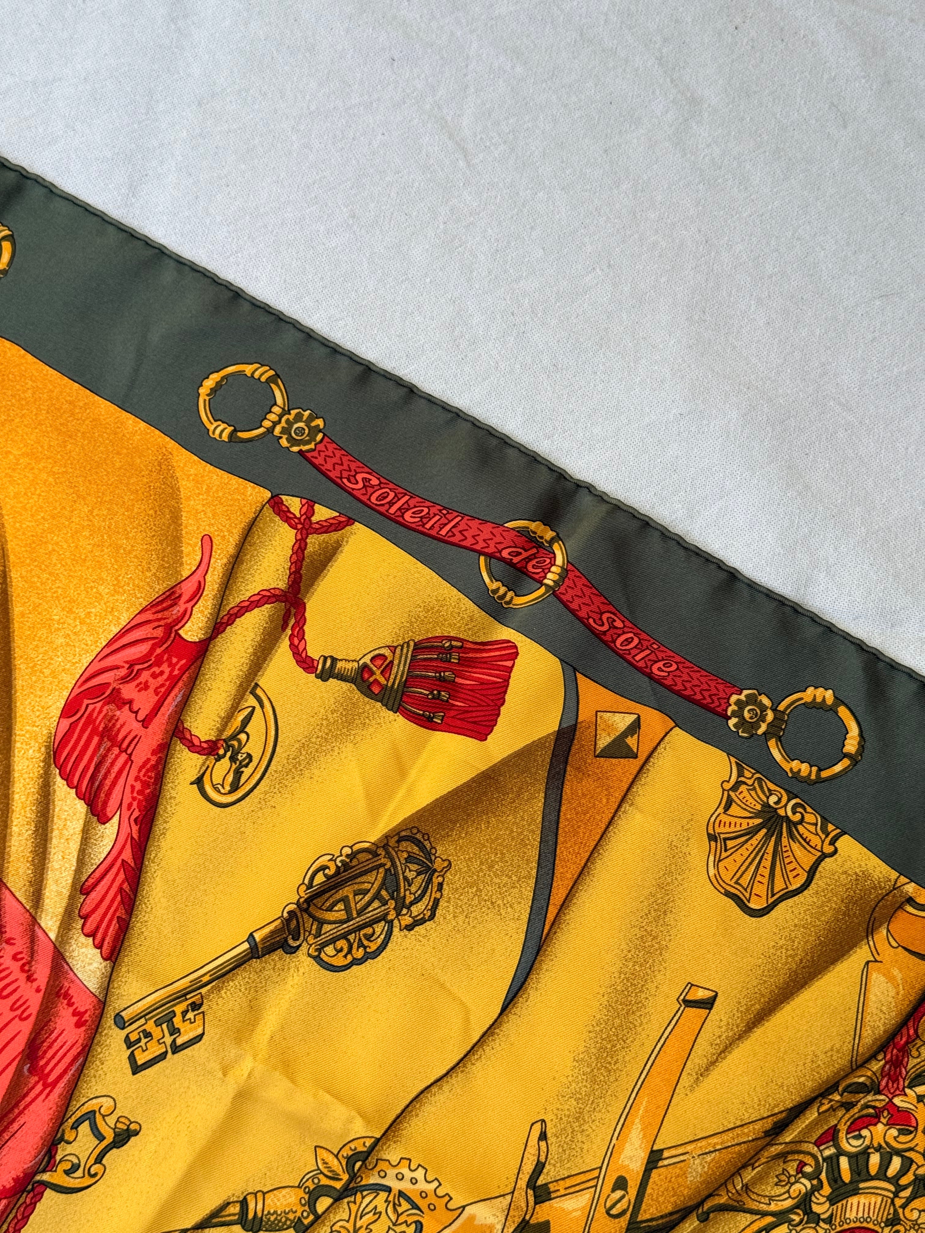 Foulard Hermès – Modèle Soleil de Soie