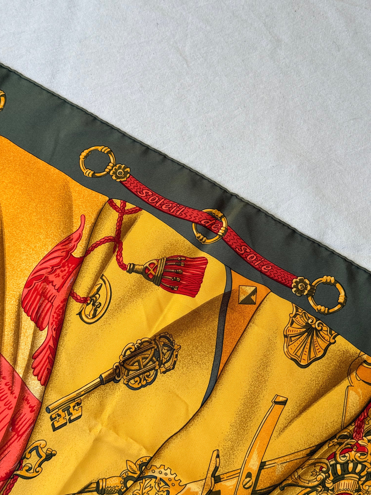 Foulard Hermès – Modèle Soleil de Soie