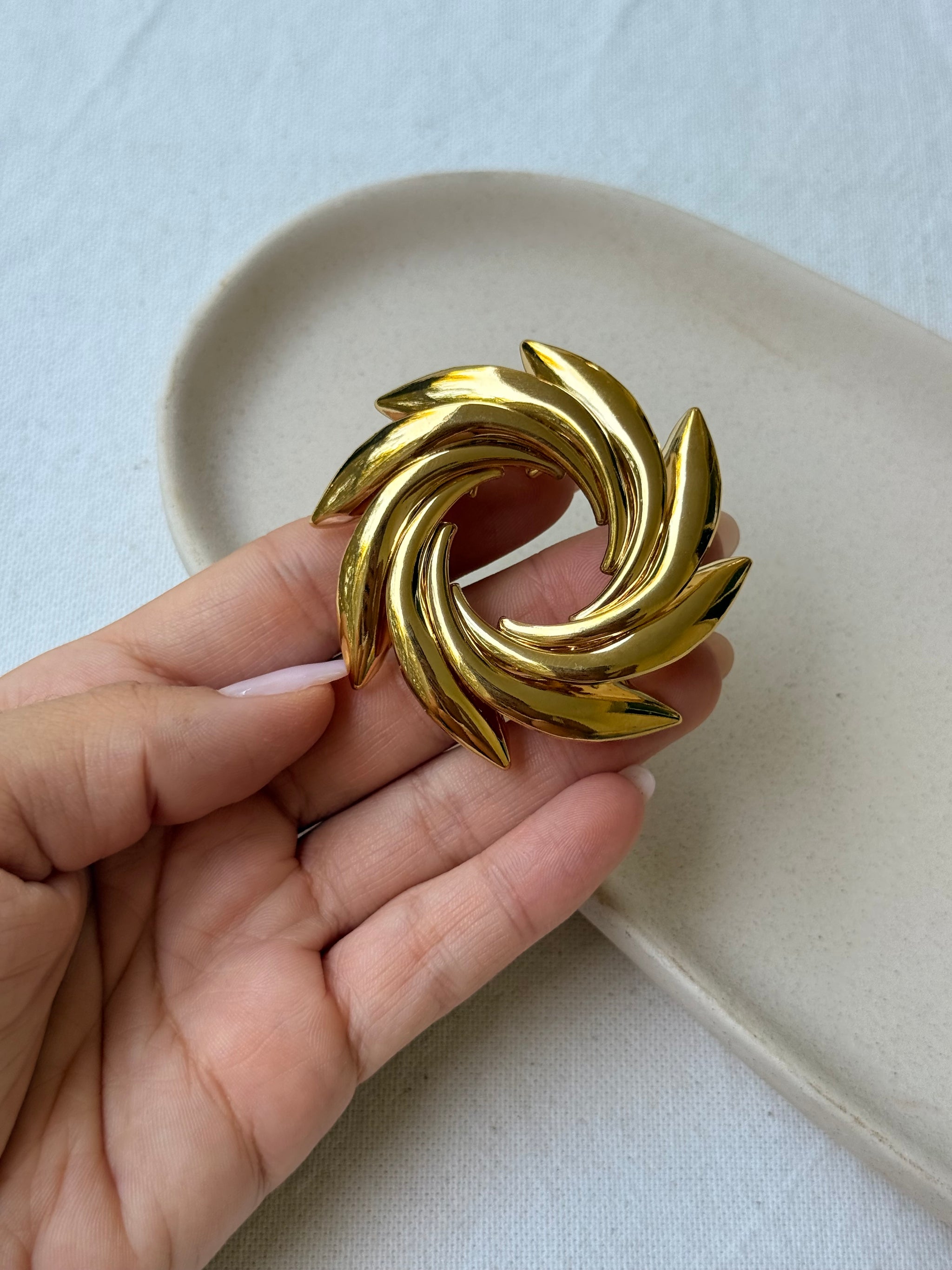 Broche vintage - Motif tourbillon doré