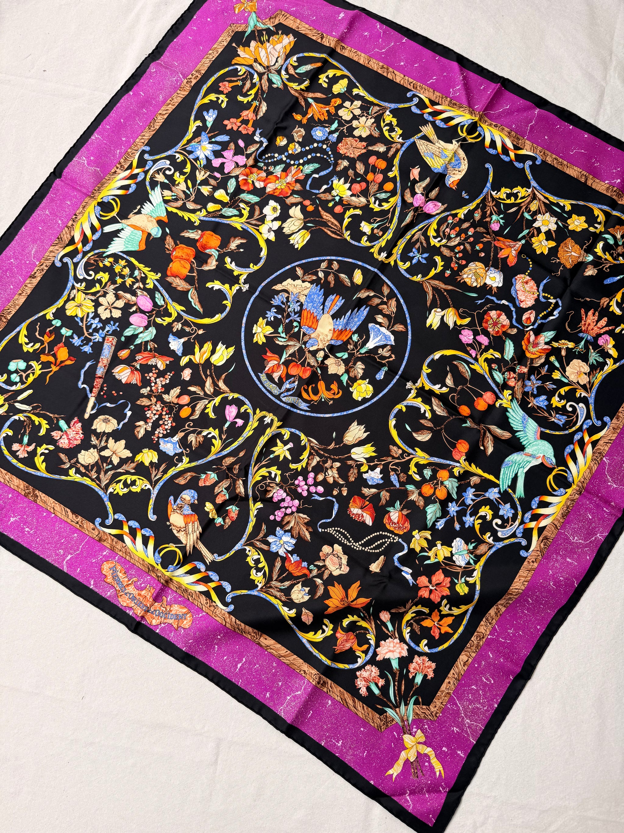 Foulard Hermès – Modèle Pierres d’Orient et d’Occident