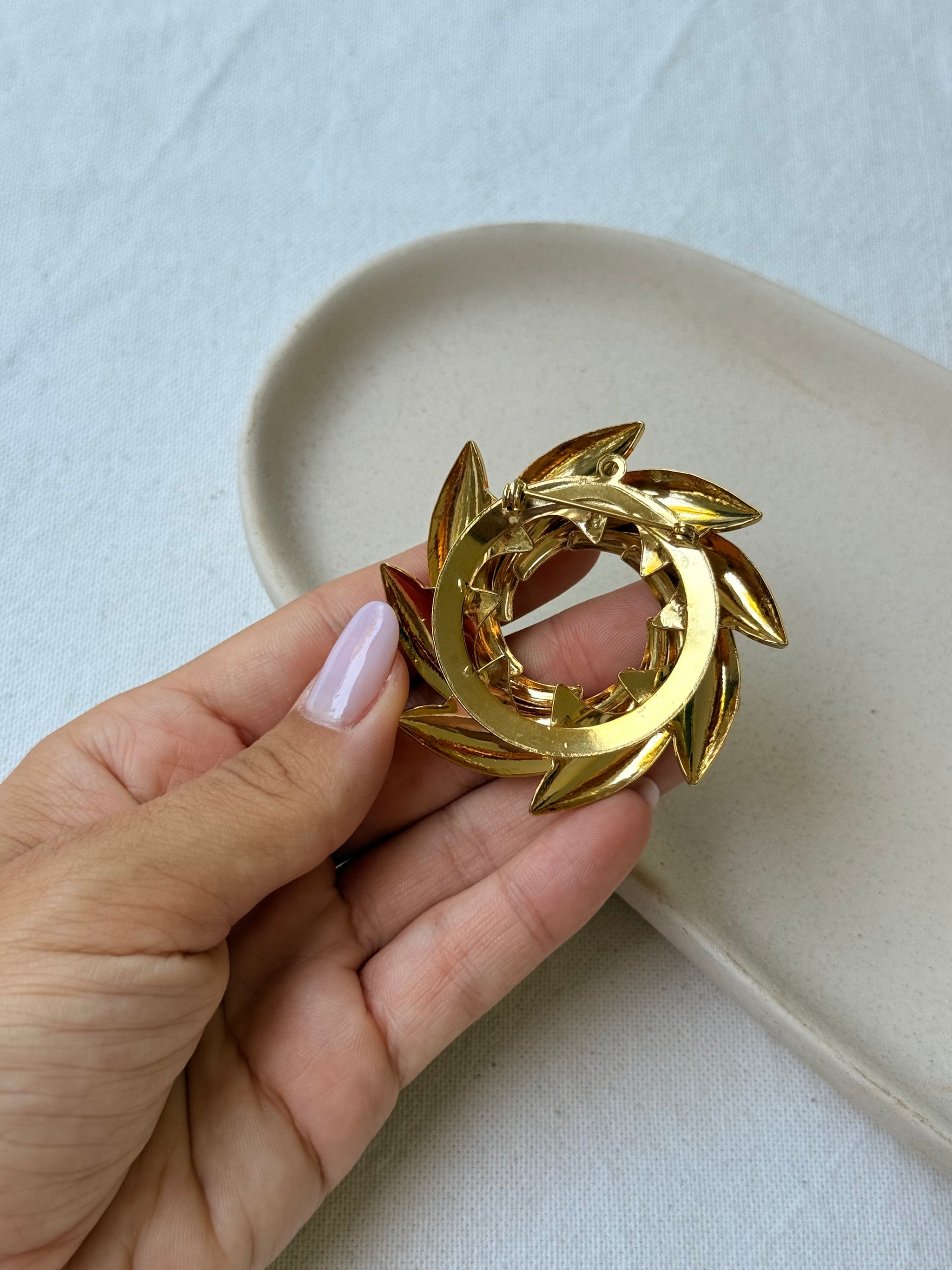 Broche vintage - Motif tourbillon doré