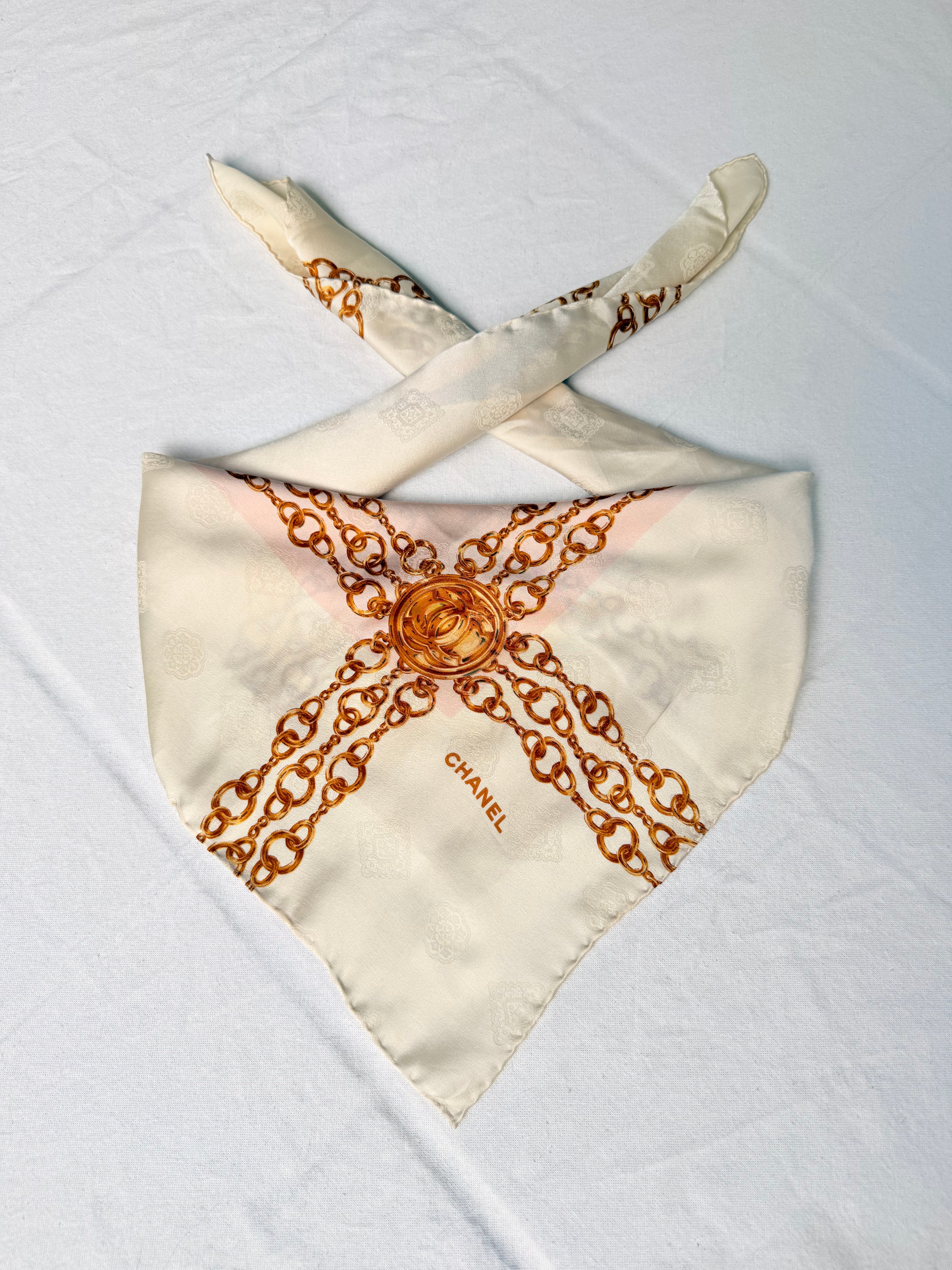 Foulard Chanel - Modèle rose pâle et blanc