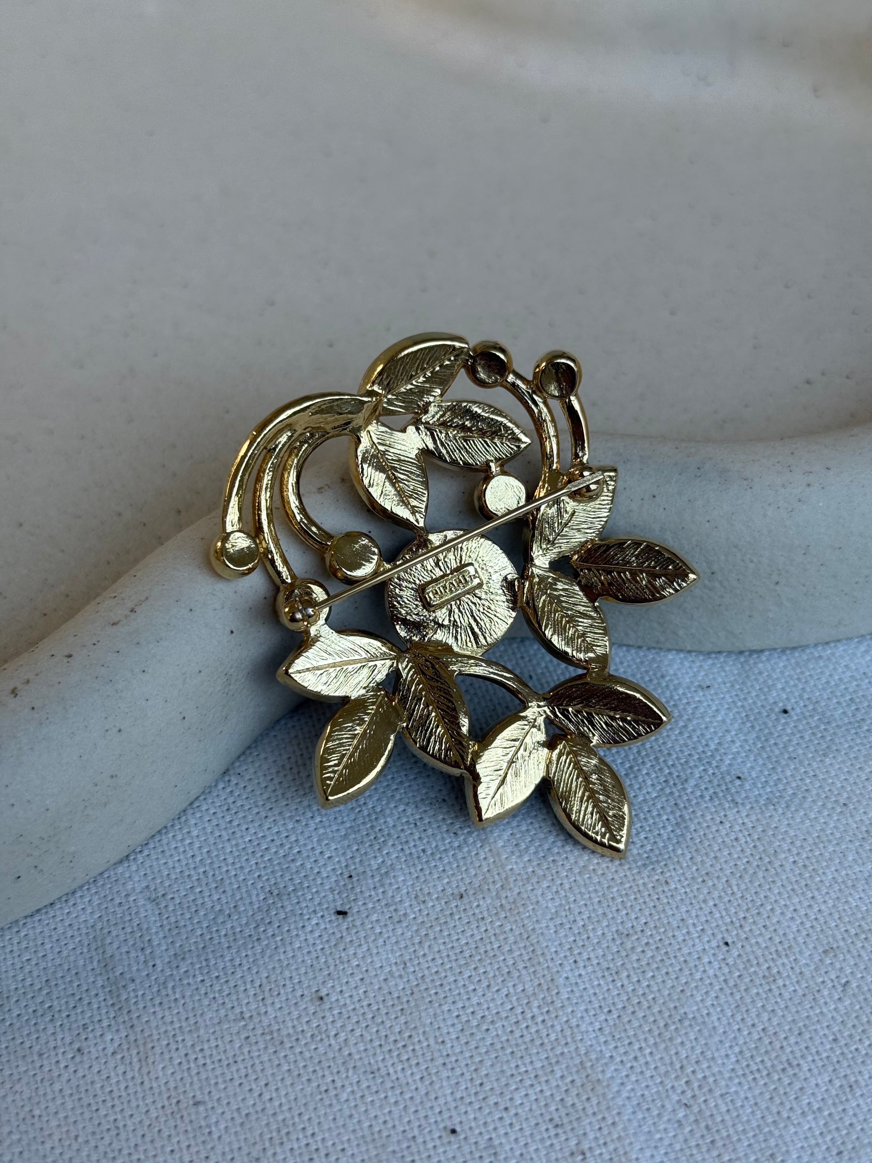Broche Trifari vintage - Feuillage doré et cabochons noirs