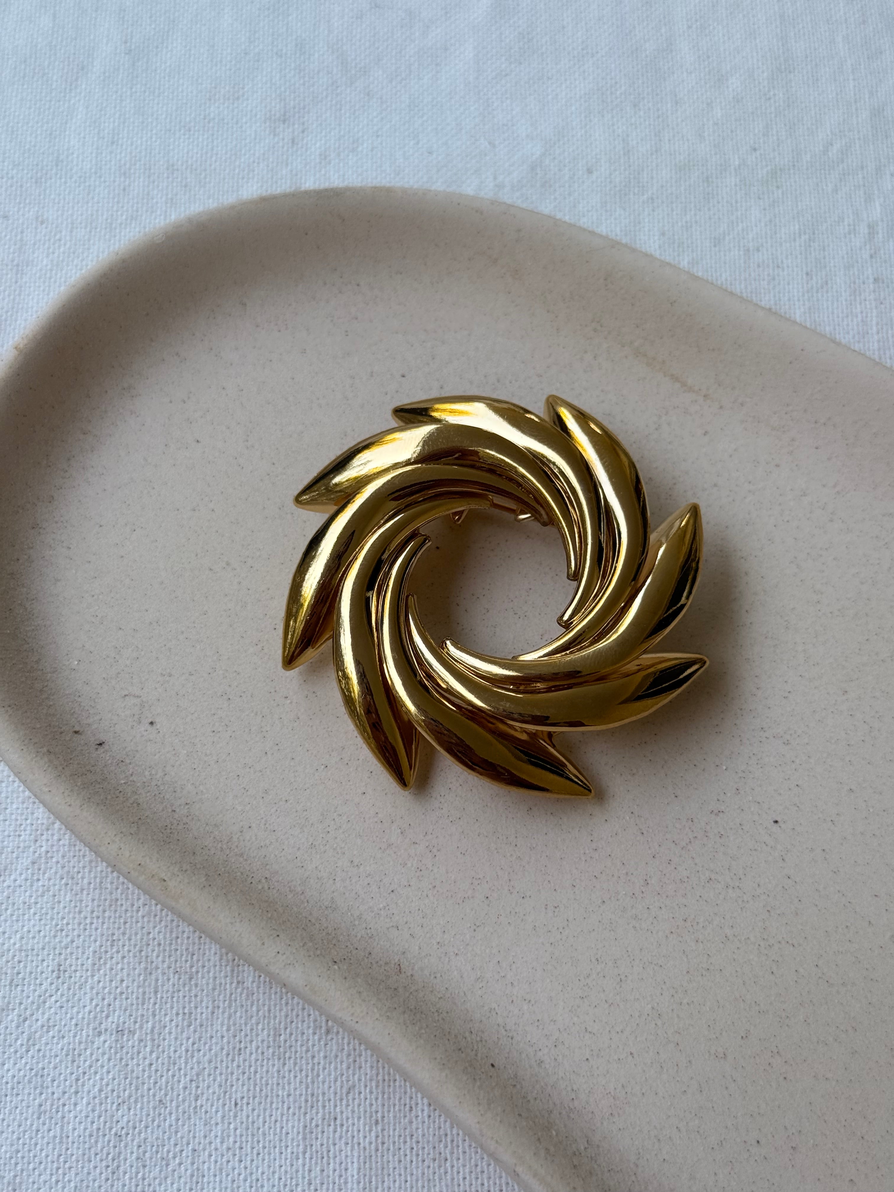 Broche vintage - Motif tourbillon doré