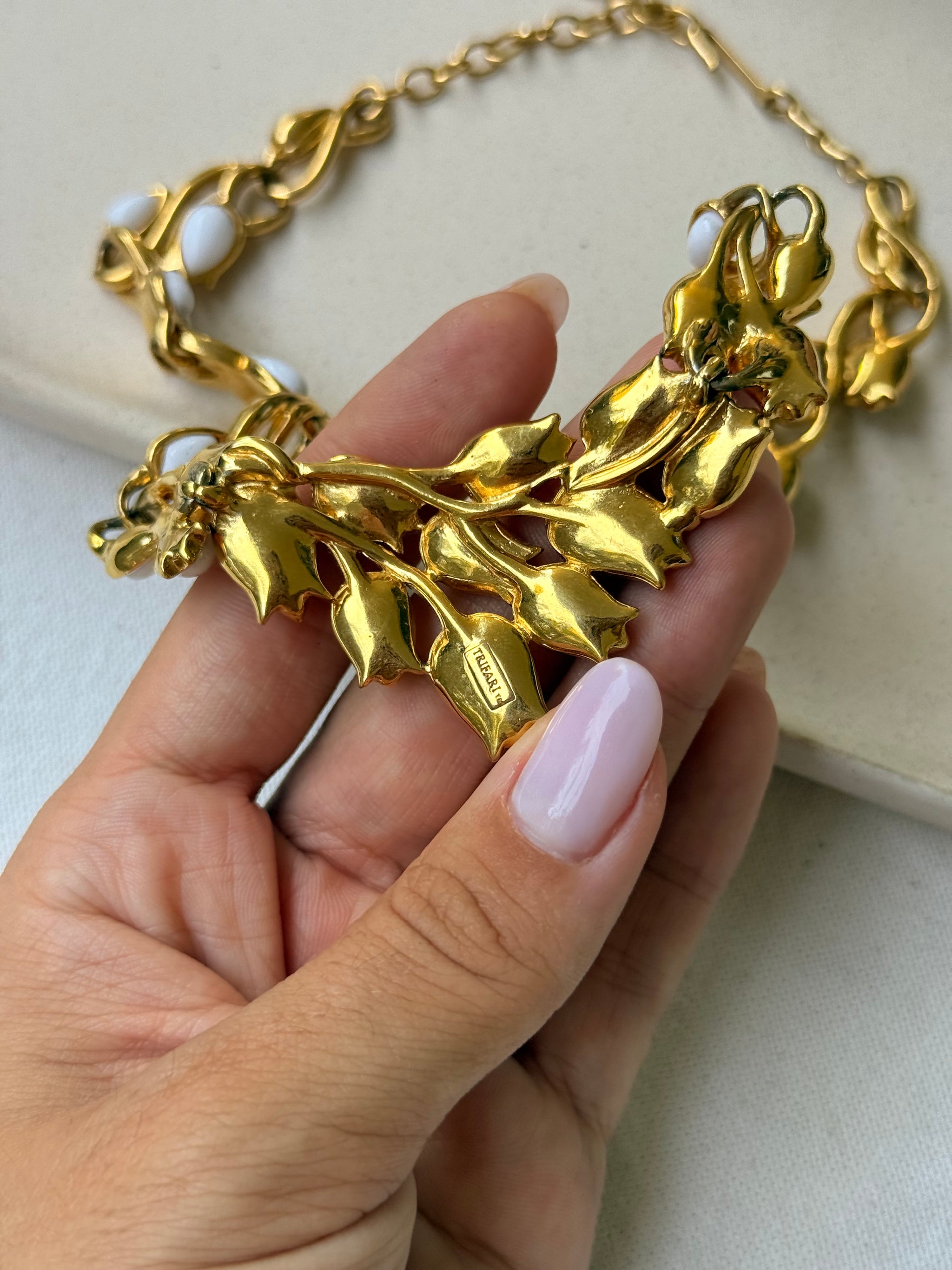 Collier Trifari vintage - Feuillage cabochons blancs