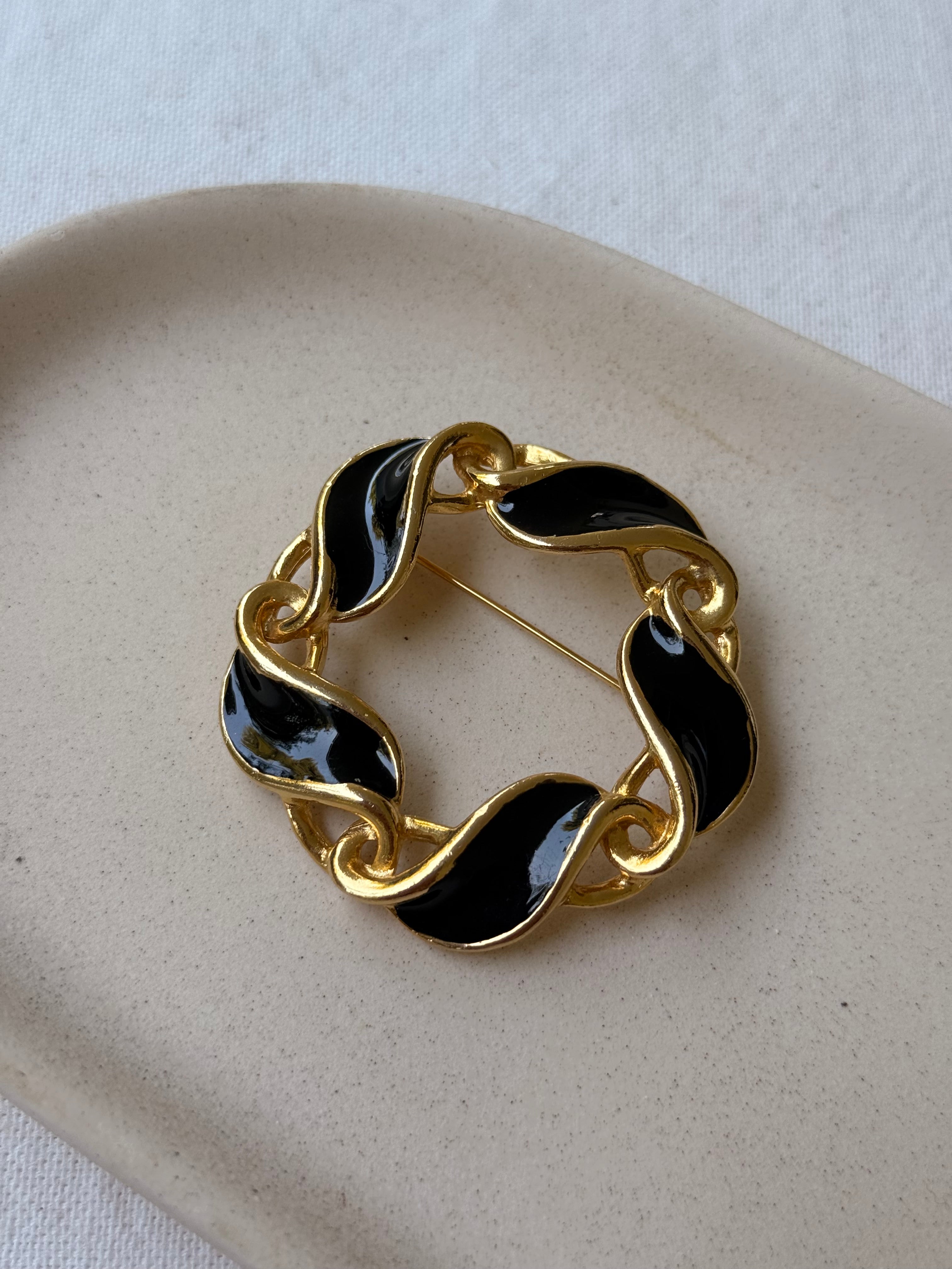 Broche vintage - Motif couronne émaillée noire