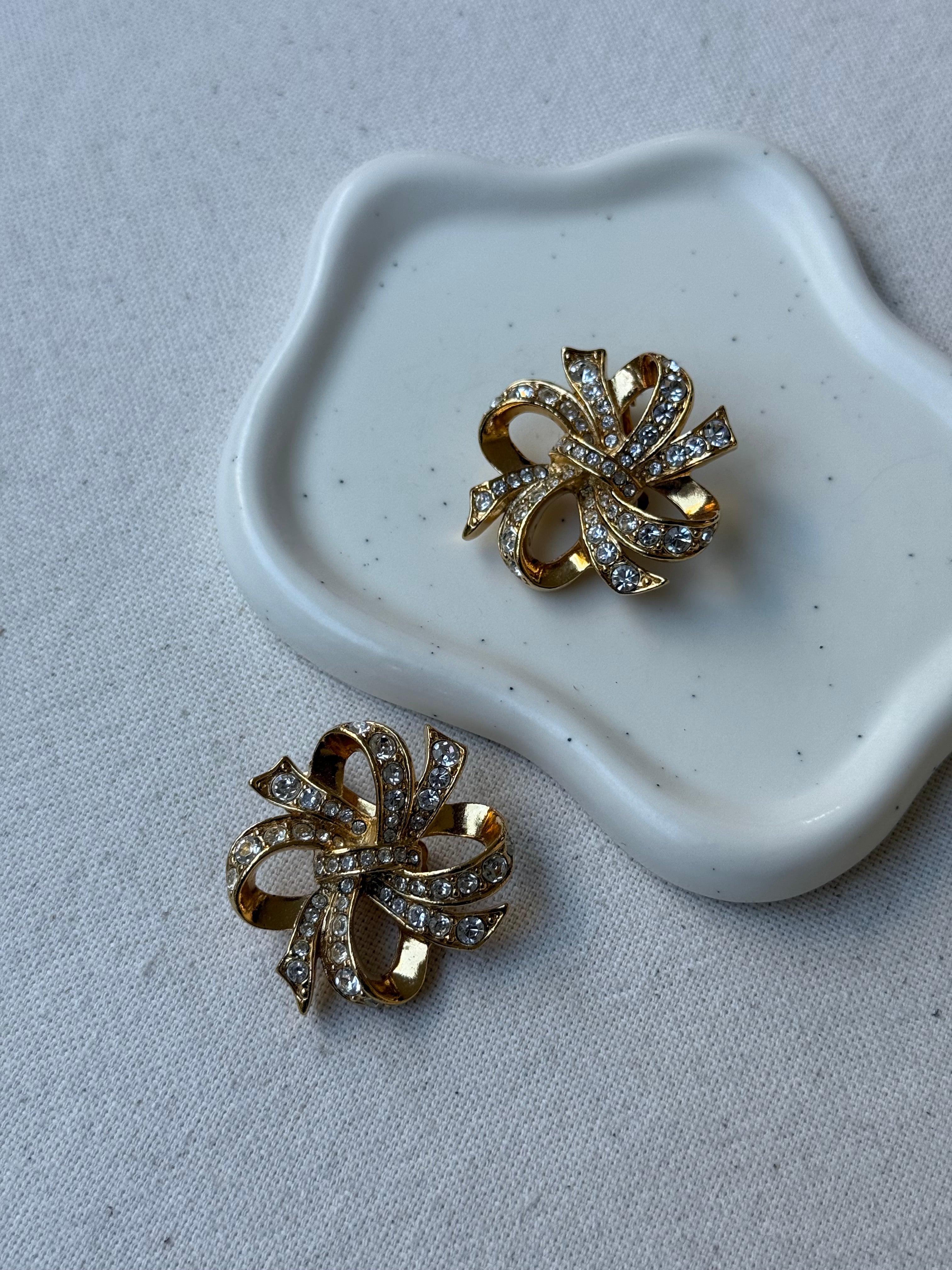Boucles d’oreilles Kenneth Jay Lane vintage - Noeuds pavés dorés